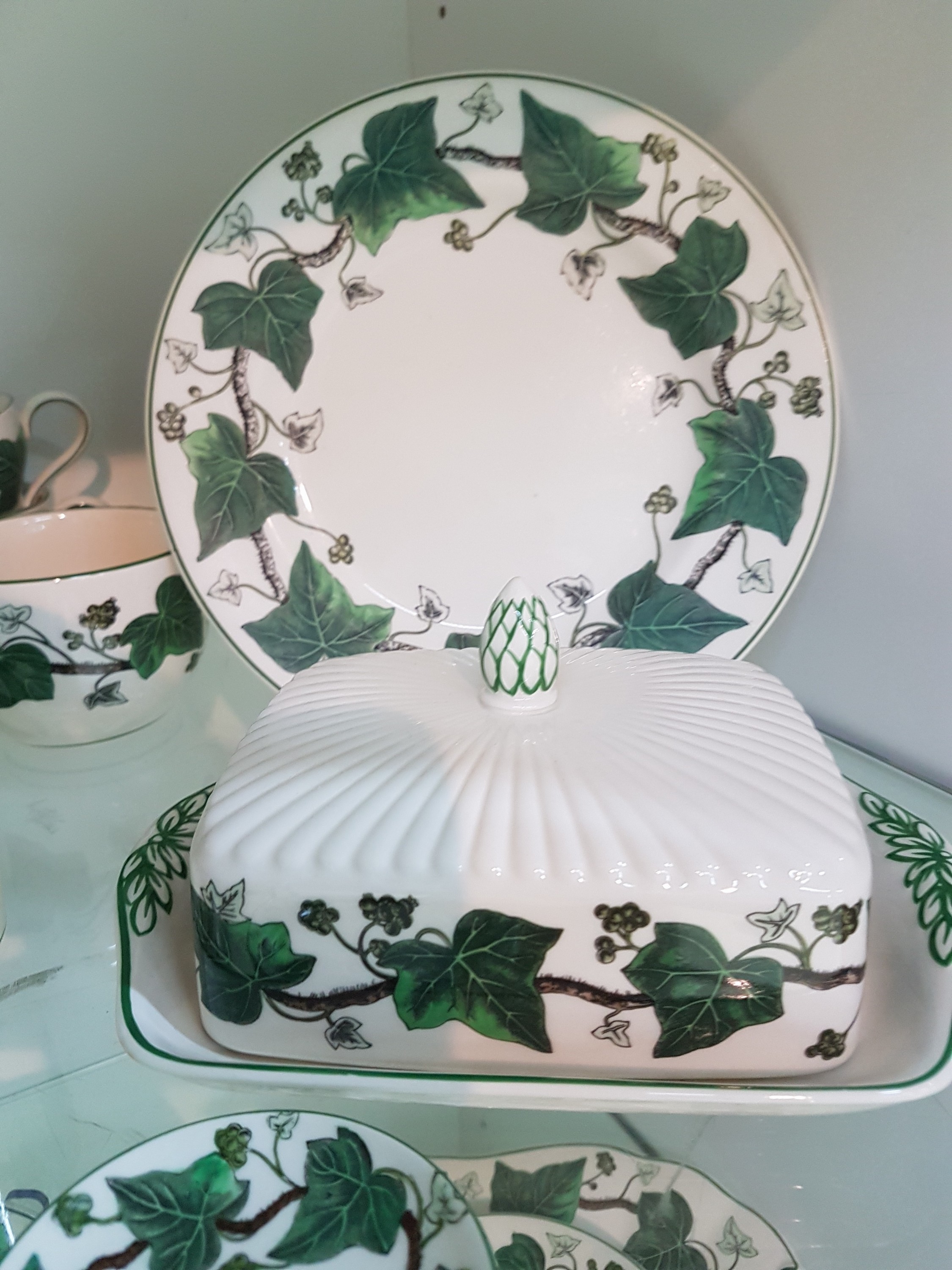 Detail j: Kaffee- und Speiseservice, Wedgwood, Modell Napoleon Ivy, Kanne, Teekanne, Zuckerdose, Milchkännchen, Butterdose, 6 Eierbecher, 8 geschwungene ...