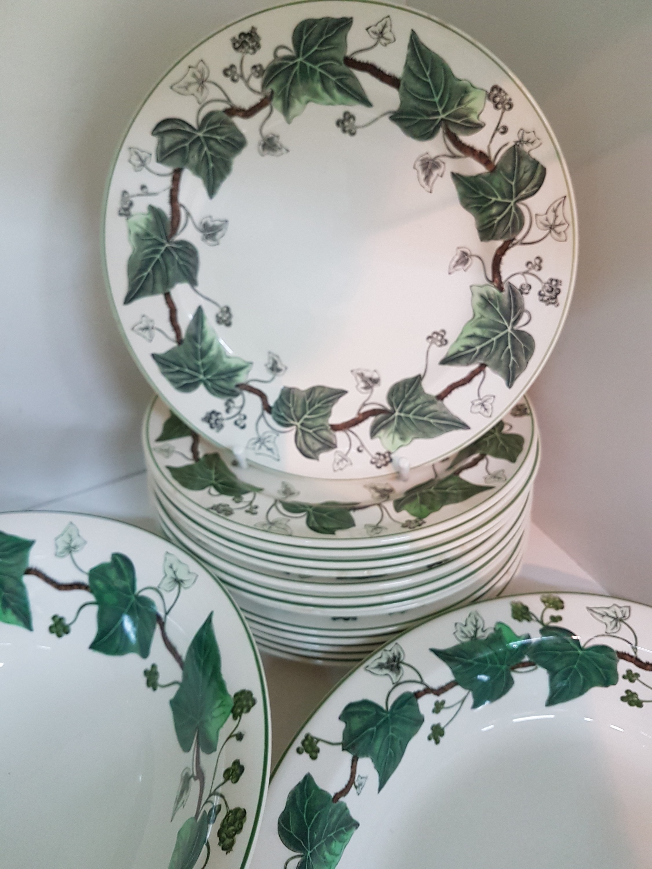 Detail k: Kaffee- und Speiseservice, Wedgwood, Modell Napoleon Ivy, Kanne, Teekanne, Zuckerdose, Milchkännchen, Butterdose, 6 Eierbecher, 8 geschwungene ...
