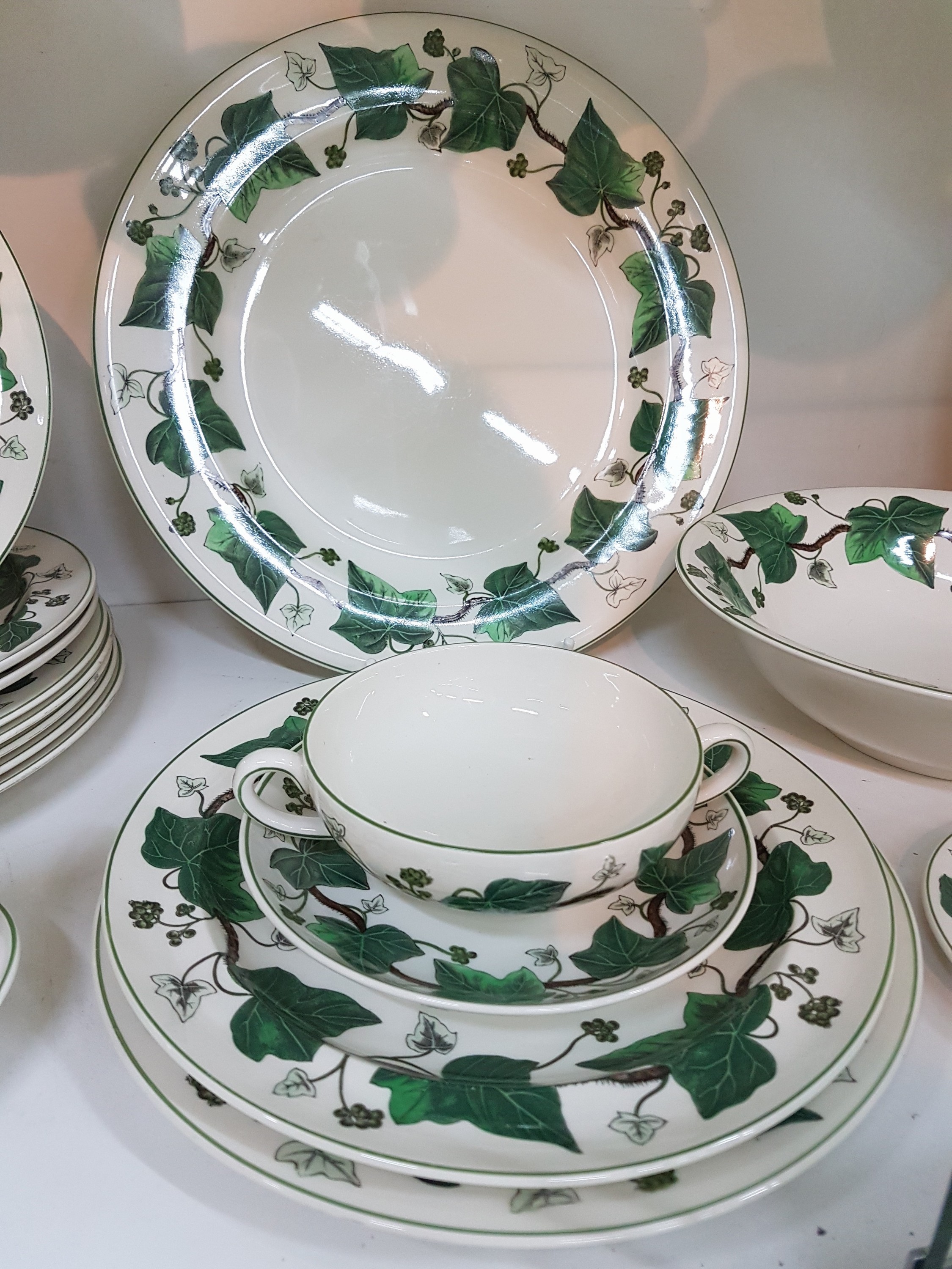 Detail l: Kaffee- und Speiseservice, Wedgwood, Modell Napoleon Ivy, Kanne, Teekanne, Zuckerdose, Milchkännchen, Butterdose, 6 Eierbecher, 8 geschwungene ...
