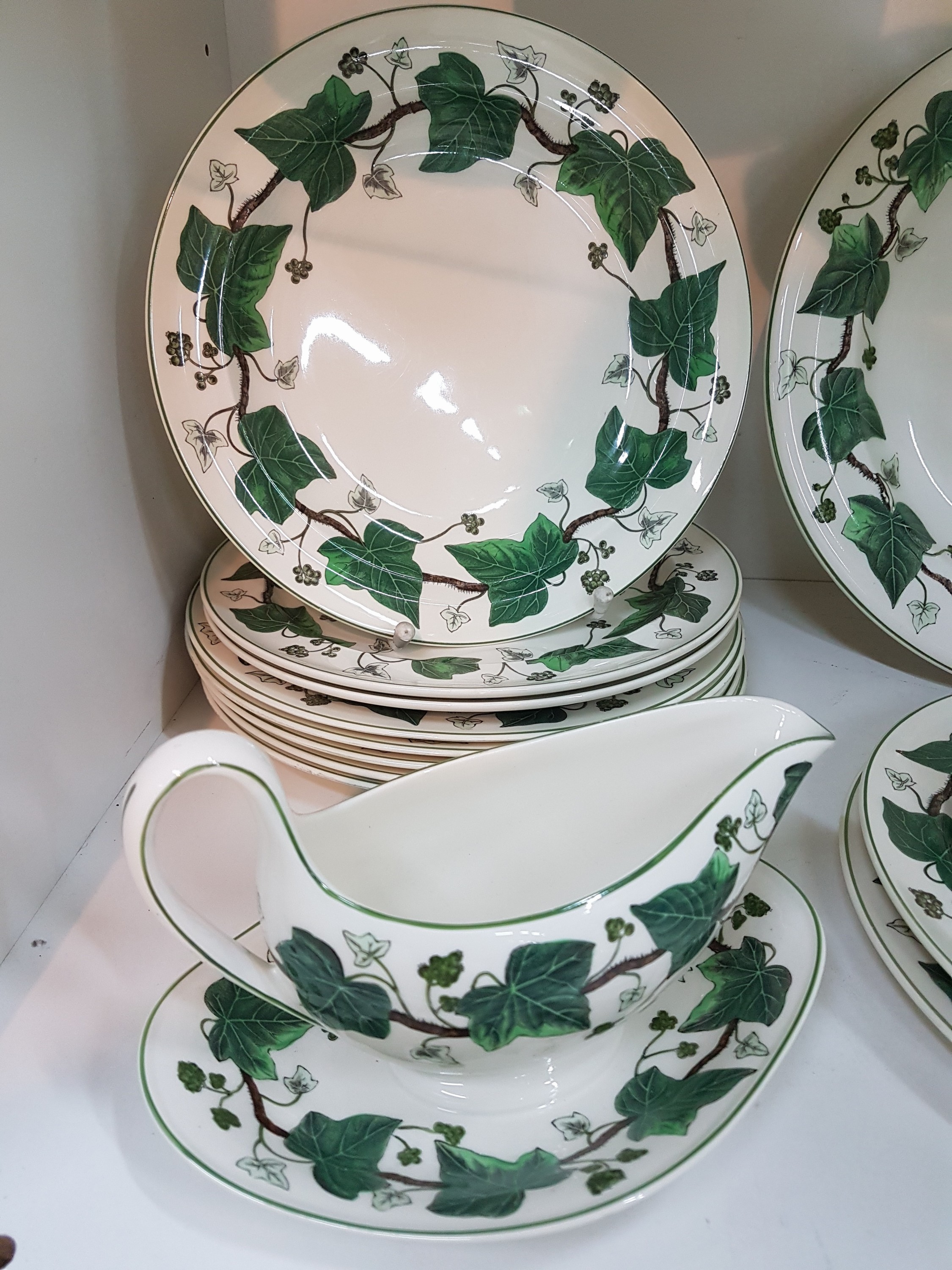 Detail m: Kaffee- und Speiseservice, Wedgwood, Modell Napoleon Ivy, Kanne, Teekanne, Zuckerdose, Milchkännchen, Butterdose, 6 Eierbecher, 8 geschwungene ...