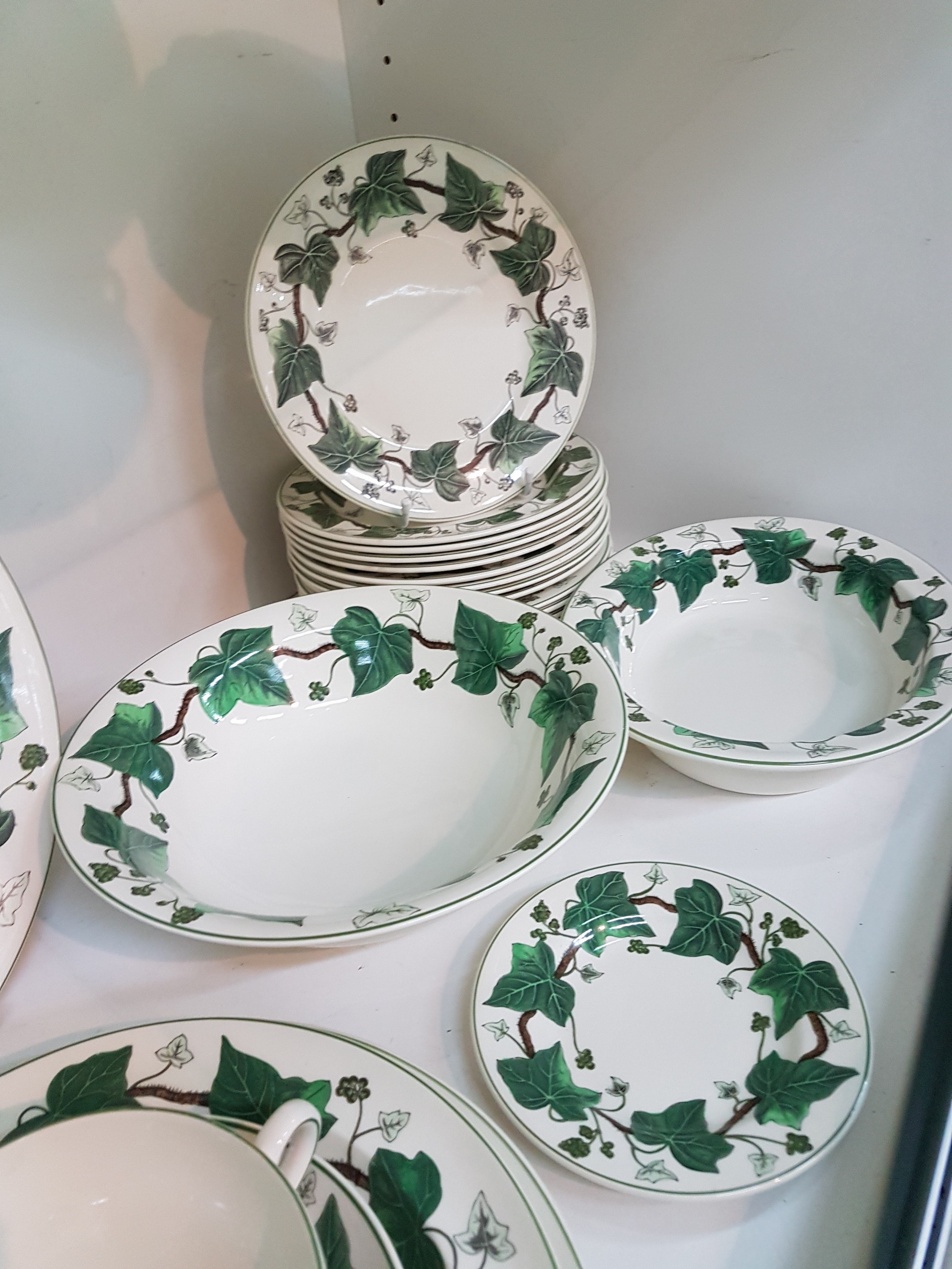 Detail n: Kaffee- und Speiseservice, Wedgwood, Modell Napoleon Ivy, Kanne, Teekanne, Zuckerdose, Milchkännchen, Butterdose, 6 Eierbecher, 8 geschwungene ...