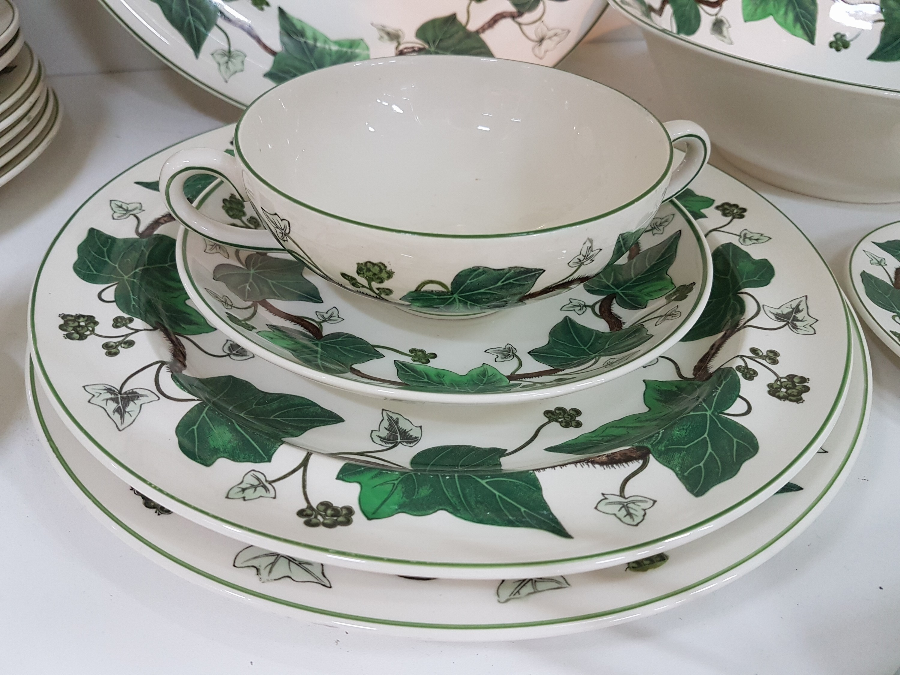 Detail o: Kaffee- und Speiseservice, Wedgwood, Modell Napoleon Ivy, Kanne, Teekanne, Zuckerdose, Milchkännchen, Butterdose, 6 Eierbecher, 8 geschwungene ...