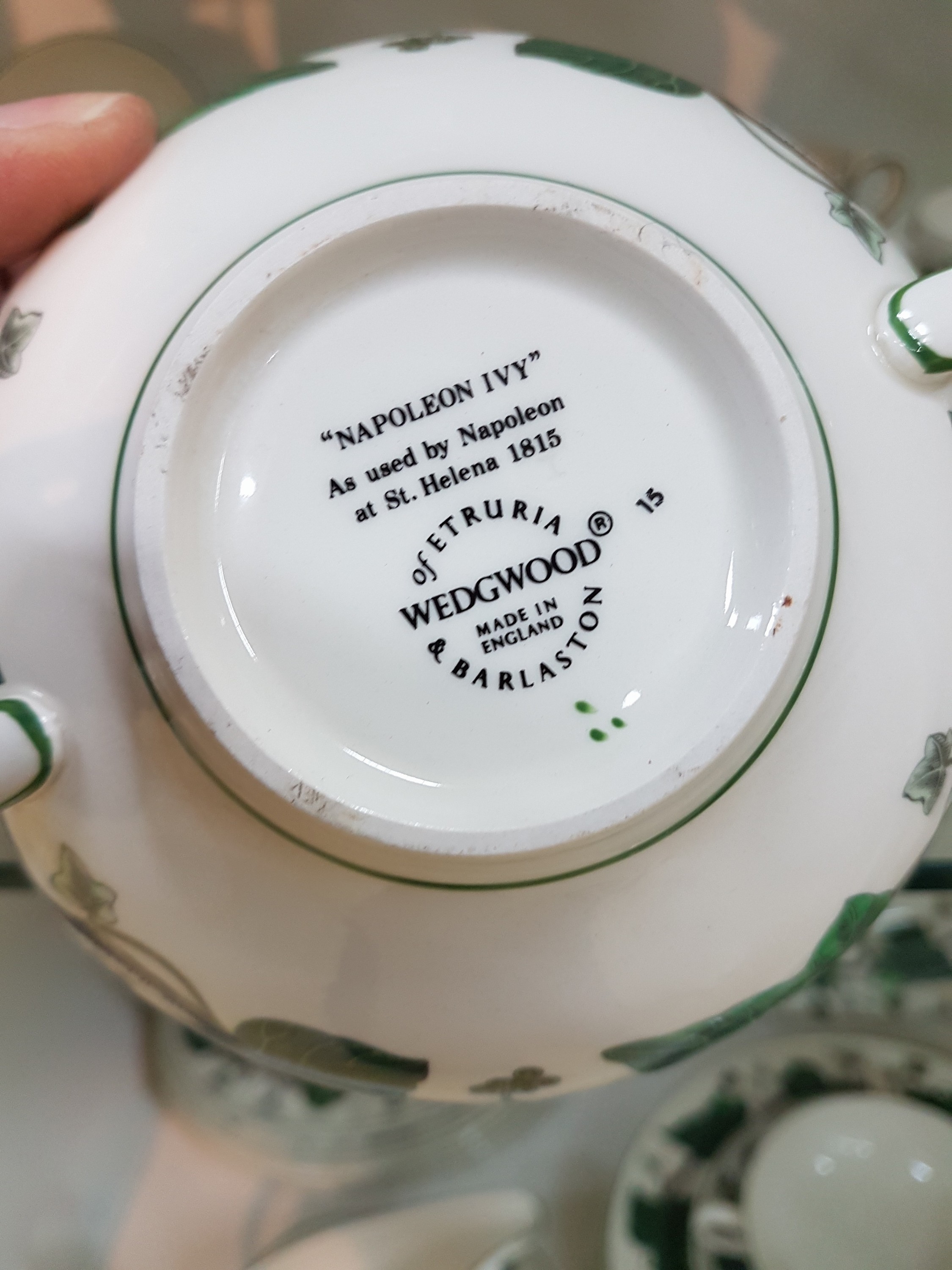 Detail p: Kaffee- und Speiseservice, Wedgwood, Modell Napoleon Ivy, Kanne, Teekanne, Zuckerdose, Milchkännchen, Butterdose, 6 Eierbecher, 8 geschwungene ...