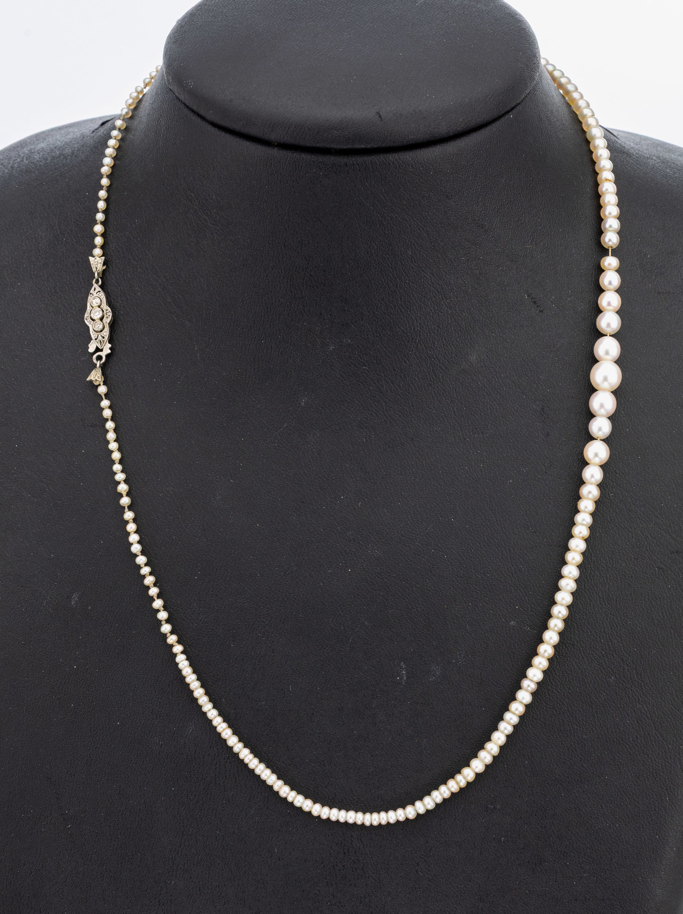 Zuchtperl-Collier mit 14 kt Gold Diamant- Schmuckschließe, um 1930, WG 585/000 gepr.,Zuchtperlen im Verlauf, D. ca. 1.5 - 6 mm, L. ca. 44 cm, ...