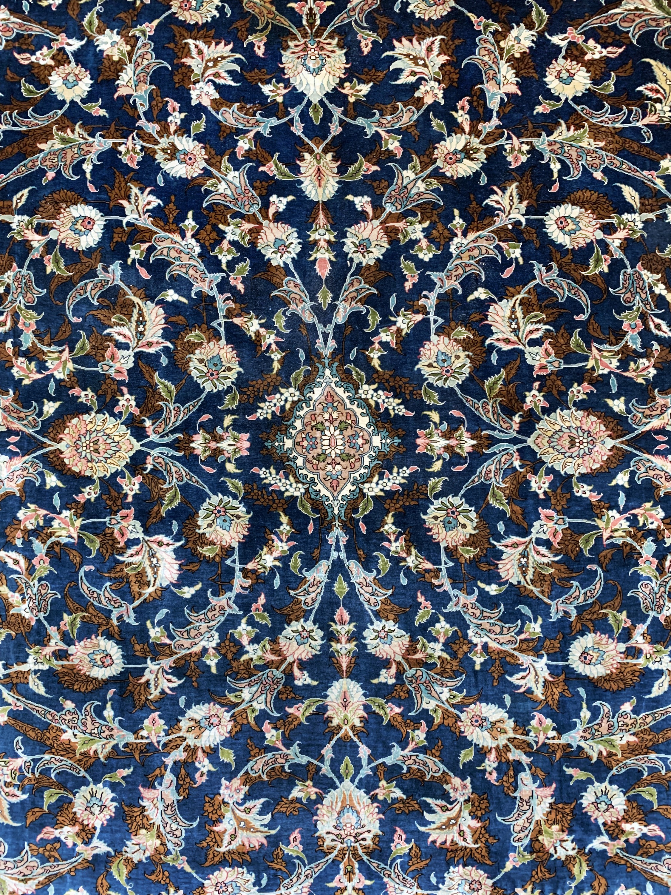 Detail c: Istanbul Seide Türkei, signiert"Chinar", Mitte 20.Jhd, reine Naturseide, ca. 284 x 204 cm, fachkundig gereinigt, EHZ: 1-2