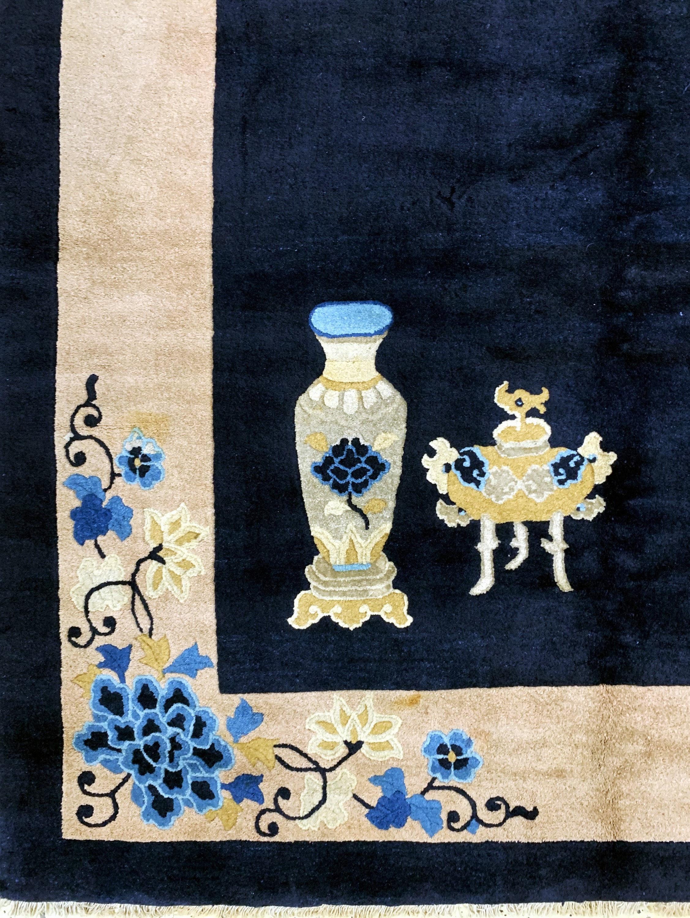 Detail b: Peking fein antik, China, um 1900, Wolle auf Baumwolle, ca. 353 x 278 cm, fachkundig gereinigt, EHZ: 2