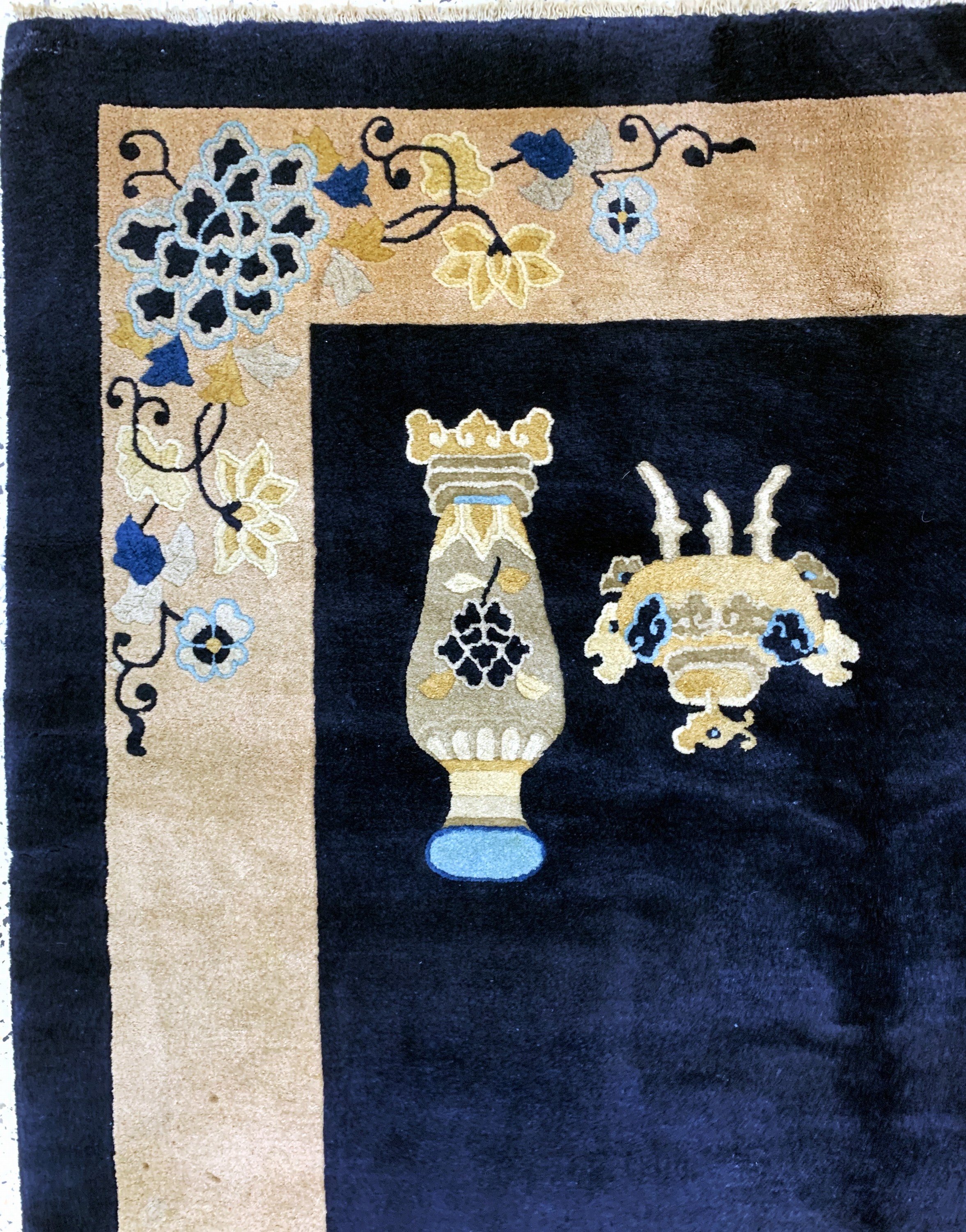Detail d: Peking fein antik, China, um 1900, Wolle auf Baumwolle, ca. 353 x 278 cm, fachkundig gereinigt, EHZ: 2