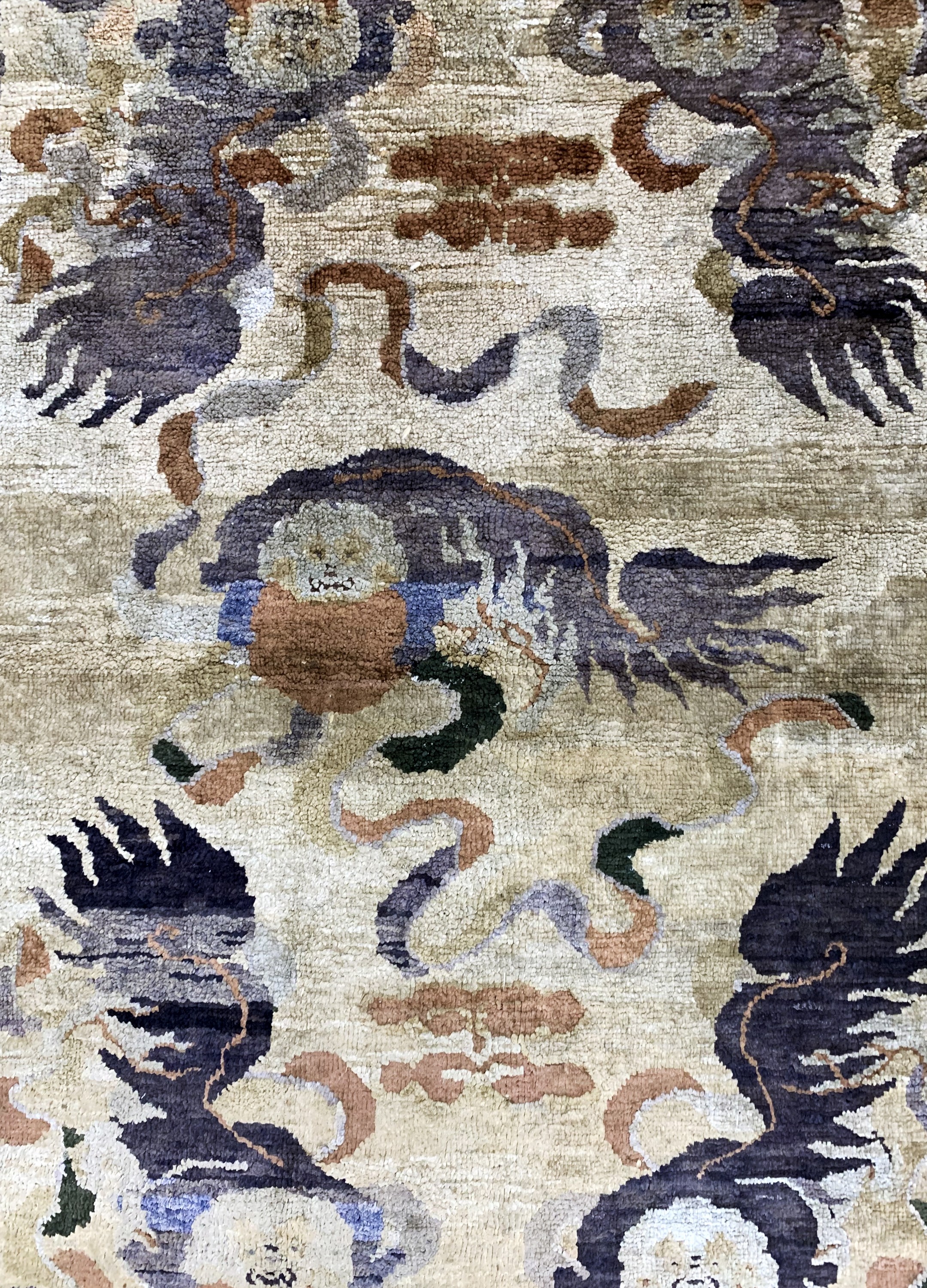 Detail c: Seiden Peking antik China, "Fo-Hunde", um 1900, Seide auf Baumwolle, ca. 185 x 130 cm, fachkundig gereinigt, EHZ: 2-3, (kleine alte ...