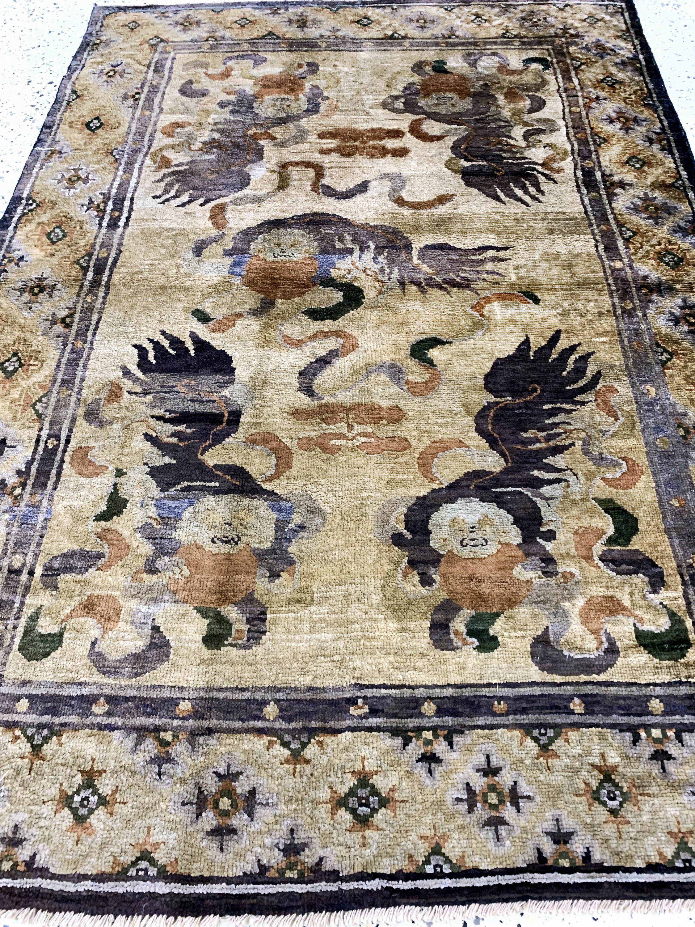 Detail f: Seiden Peking antik China, "Fo-Hunde", um 1900, Seide auf Baumwolle, ca. 185 x 130 cm, fachkundig gereinigt, EHZ: 2-3, (kleine alte ...