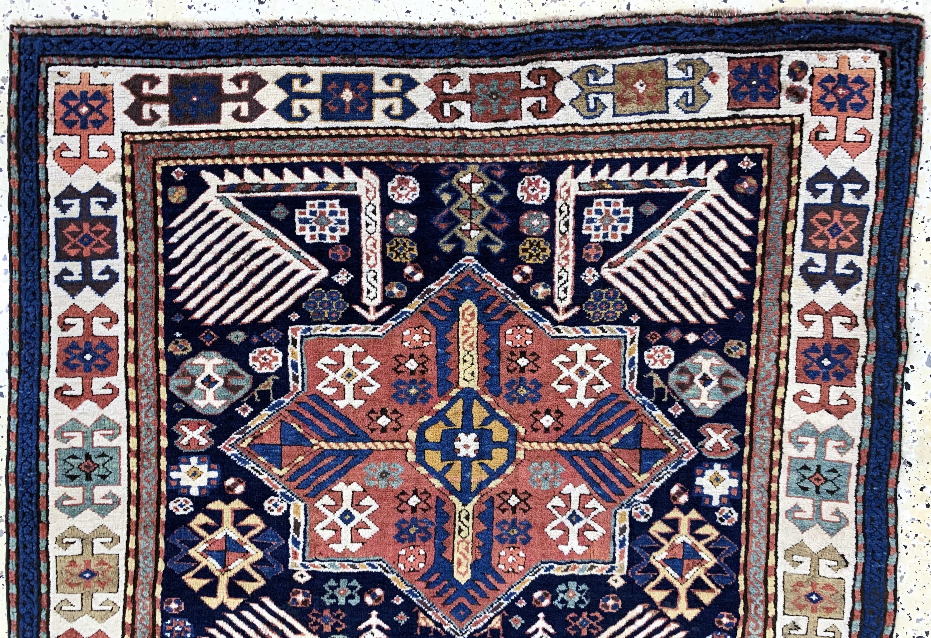 Detail a: "Akstafa"Kazak antik, Kaukasus, 19.Jhd, Wolle auf Wolle, ca. 300 x 110 cm, fachkundig gereinigt, EHZ: 2