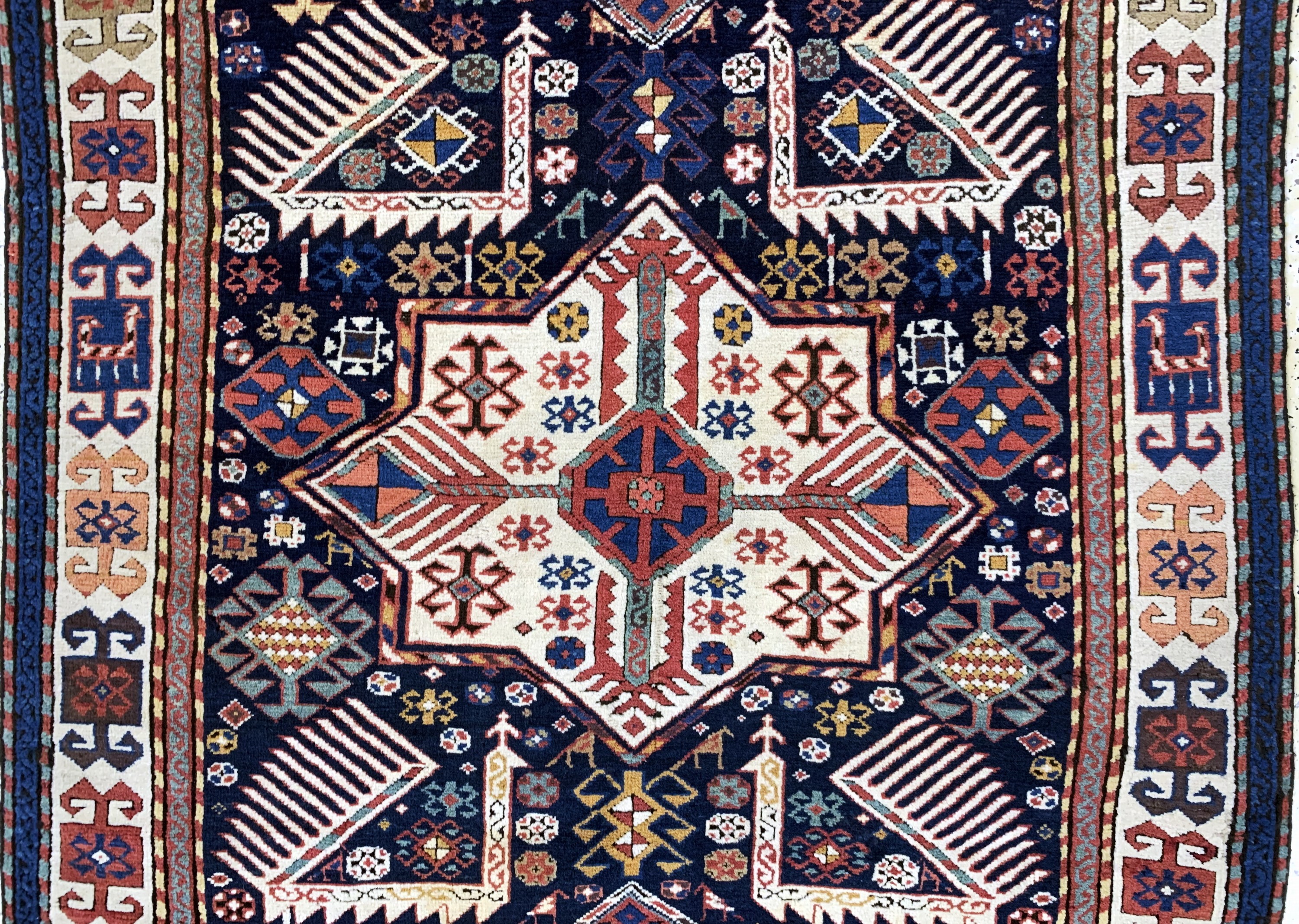 Detail b: "Akstafa"Kazak antik, Kaukasus, 19.Jhd, Wolle auf Wolle, ca. 300 x 110 cm, fachkundig gereinigt, EHZ: 2