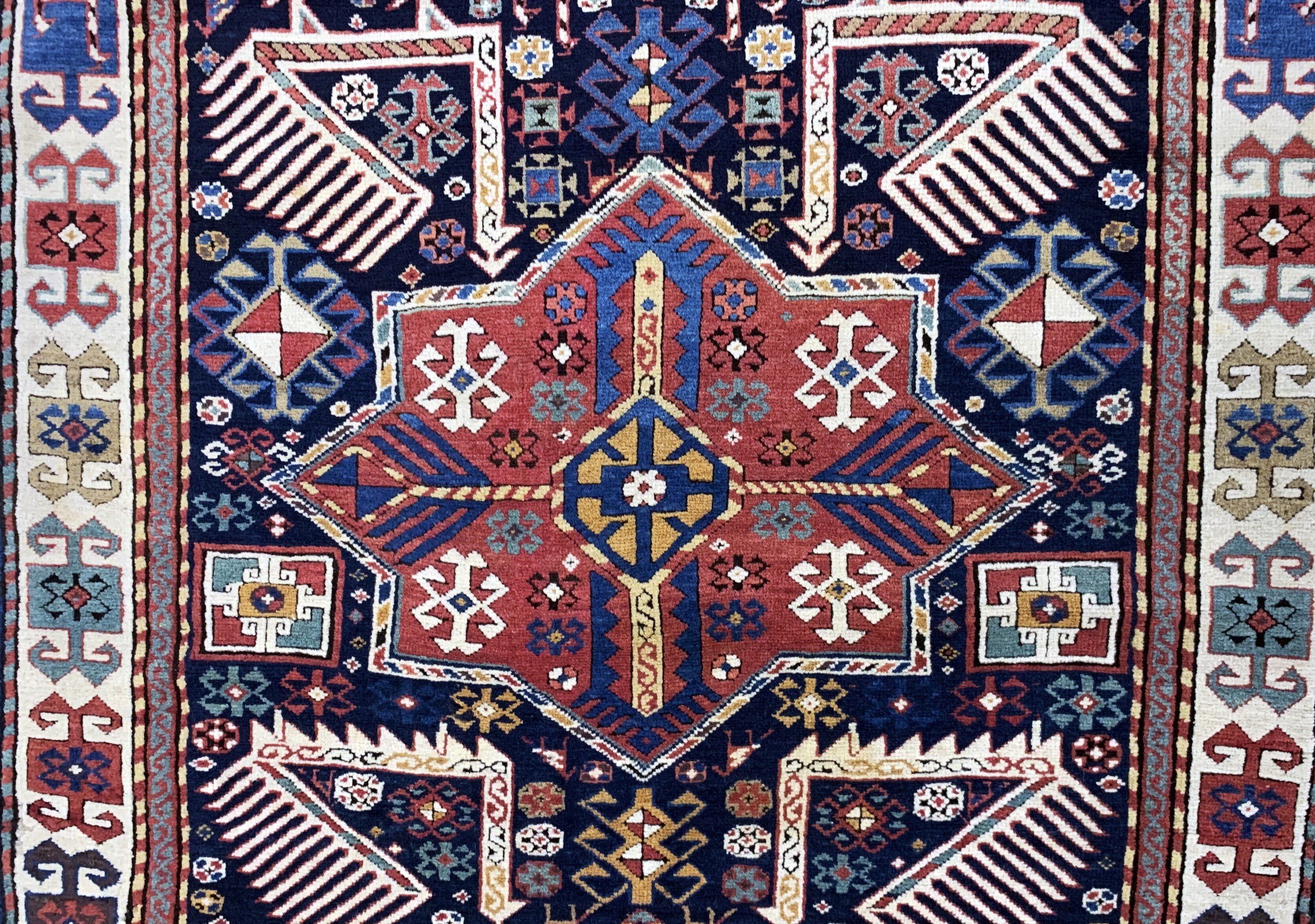 Detail c: "Akstafa"Kazak antik, Kaukasus, 19.Jhd, Wolle auf Wolle, ca. 300 x 110 cm, fachkundig gereinigt, EHZ: 2
