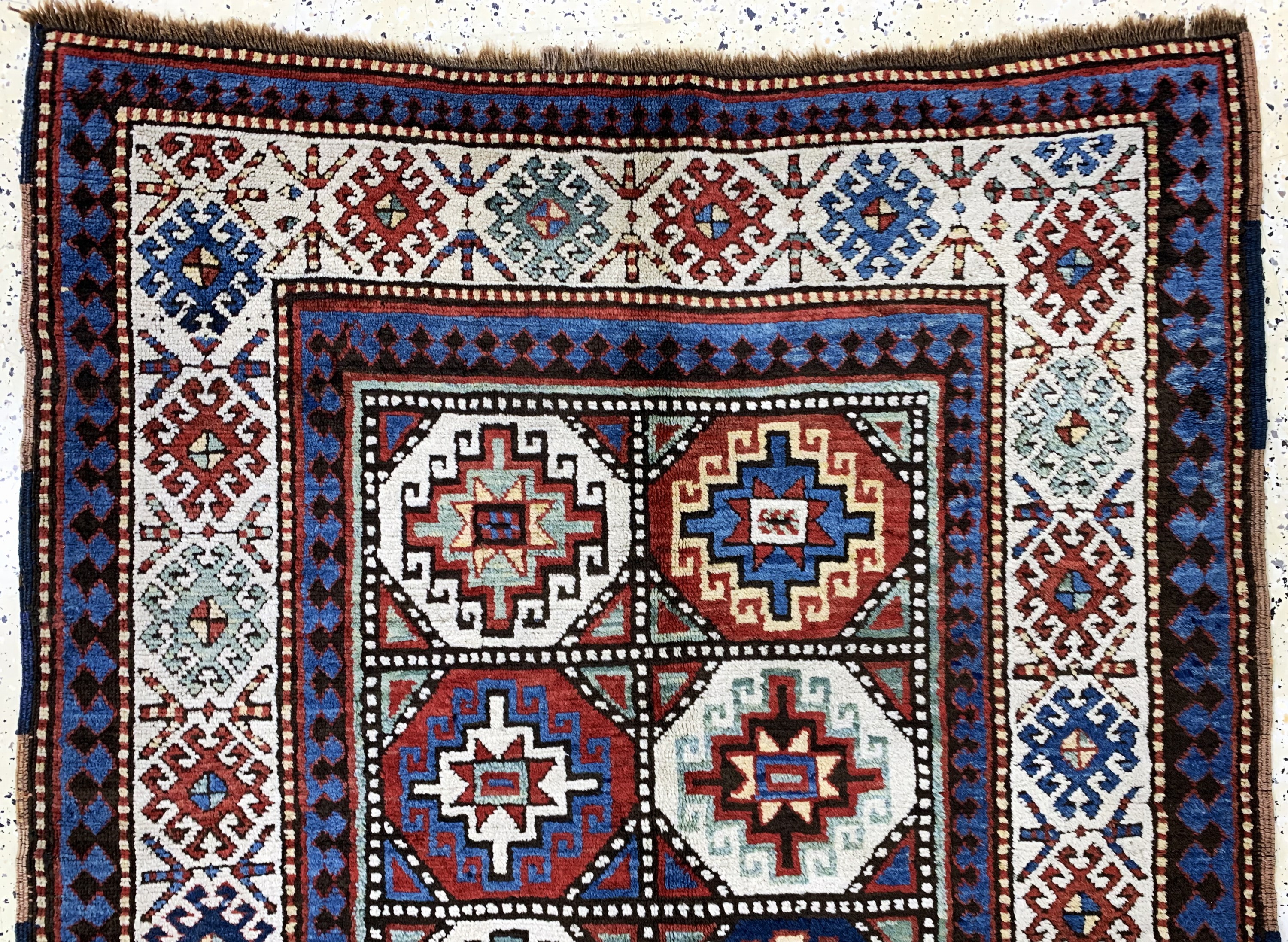 Detail a: "Moghan"Kazak antik, Kaukasus, 19.Jhd, Wolle auf Wolle, ca. 330 x 140 cm, EHZ: 2, (fachkundig restauriert)