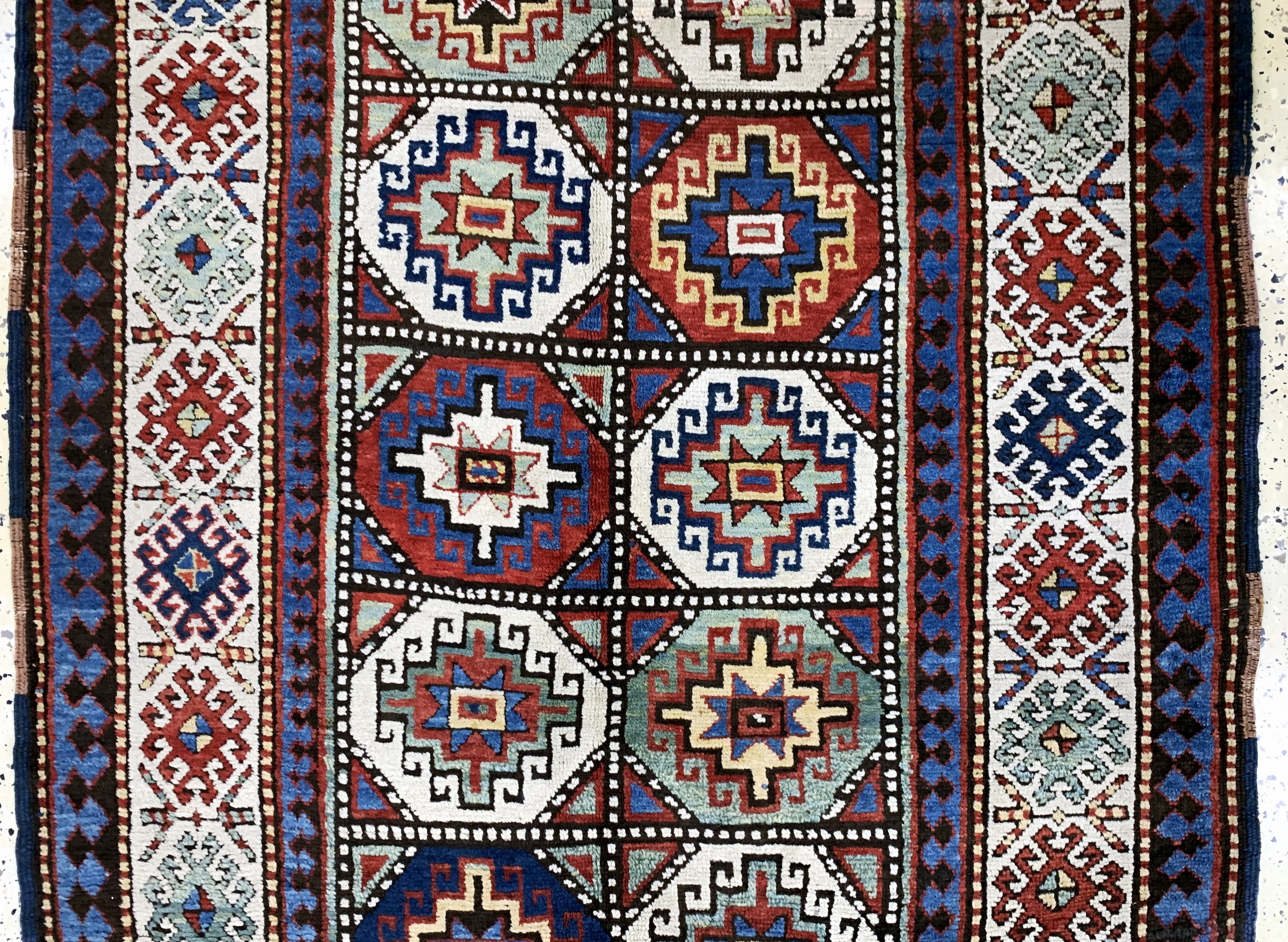 Detail b: "Moghan"Kazak antik, Kaukasus, 19.Jhd, Wolle auf Wolle, ca. 330 x 140 cm, EHZ: 2, (fachkundig restauriert)