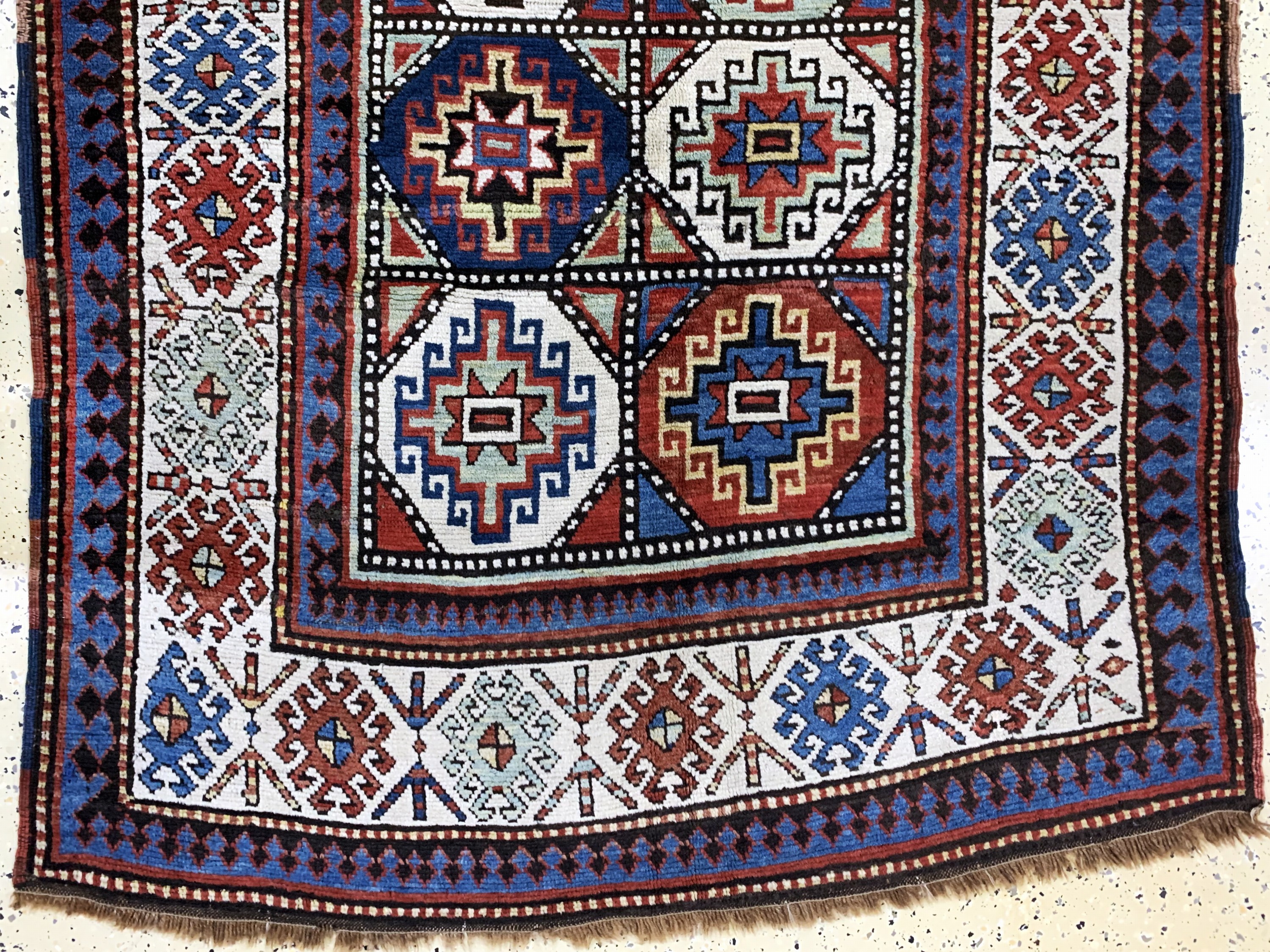 Detail c: "Moghan"Kazak antik, Kaukasus, 19.Jhd, Wolle auf Wolle, ca. 330 x 140 cm, EHZ: 2, (fachkundig restauriert)