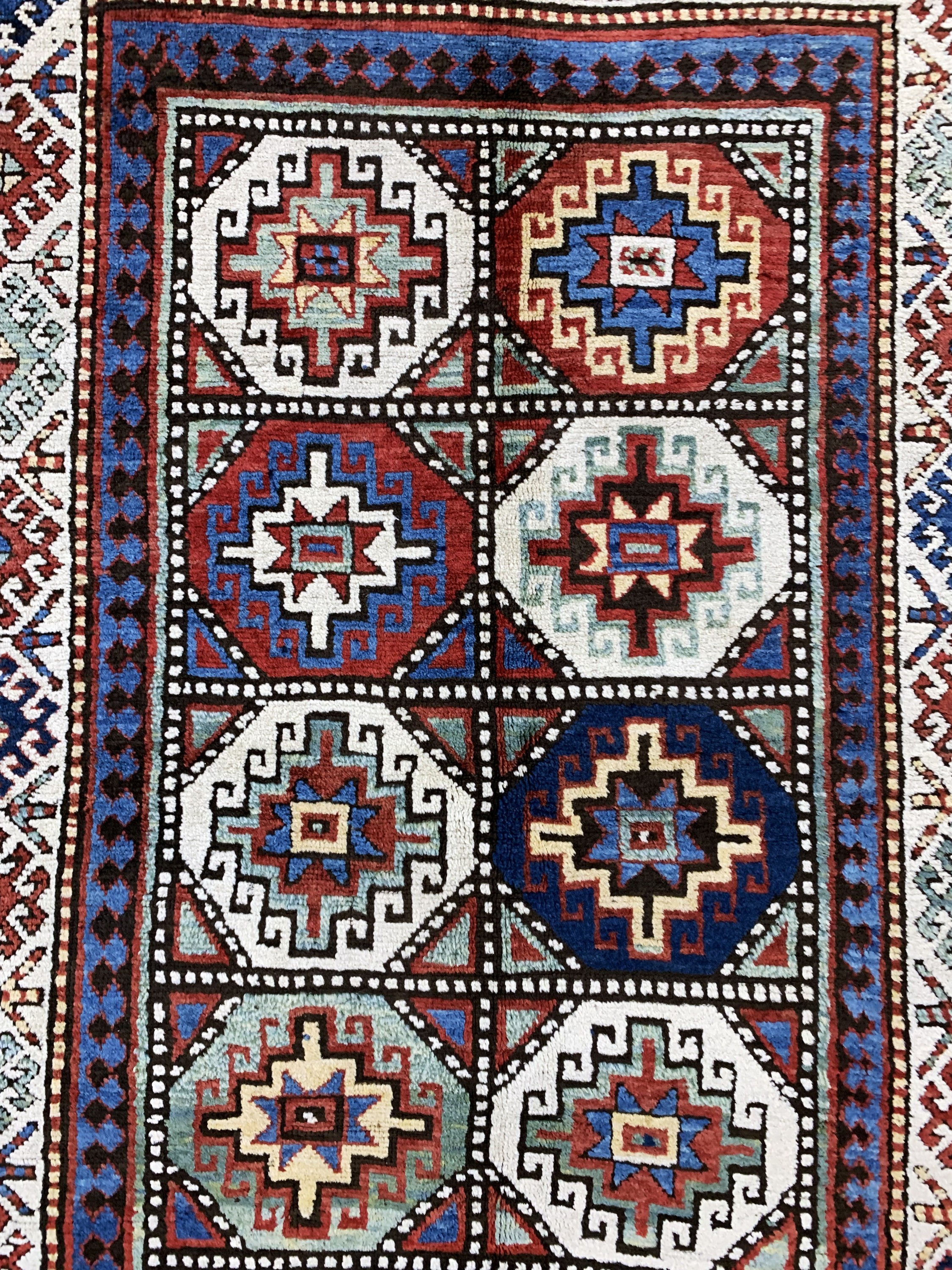 Detail d: "Moghan"Kazak antik, Kaukasus, 19.Jhd, Wolle auf Wolle, ca. 330 x 140 cm, EHZ: 2, (fachkundig restauriert)