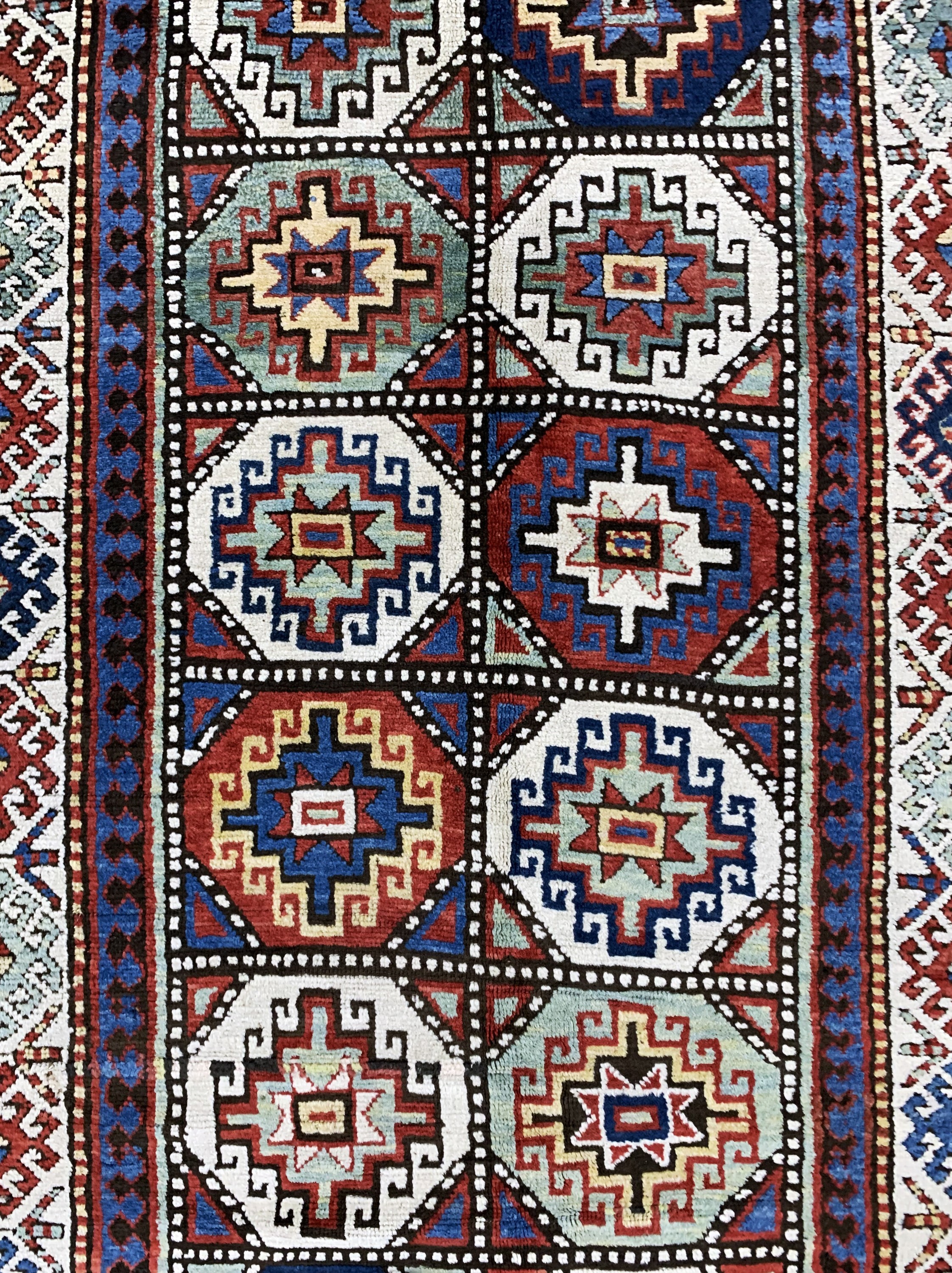 Detail e: "Moghan"Kazak antik, Kaukasus, 19.Jhd, Wolle auf Wolle, ca. 330 x 140 cm, EHZ: 2, (fachkundig restauriert)