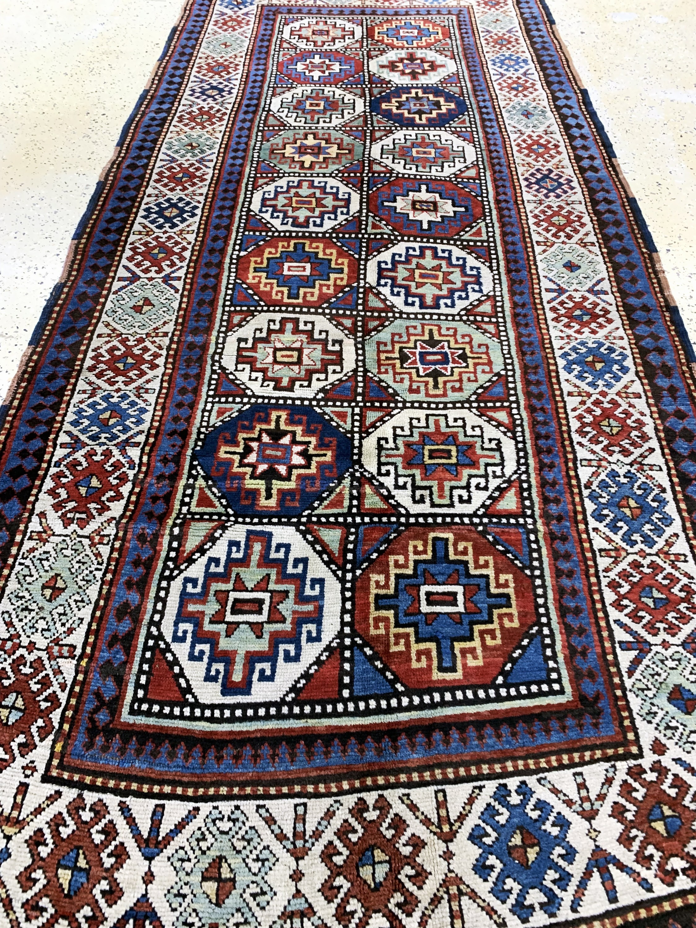 Detail f: "Moghan"Kazak antik, Kaukasus, 19.Jhd, Wolle auf Wolle, ca. 330 x 140 cm, EHZ: 2, (fachkundig restauriert)