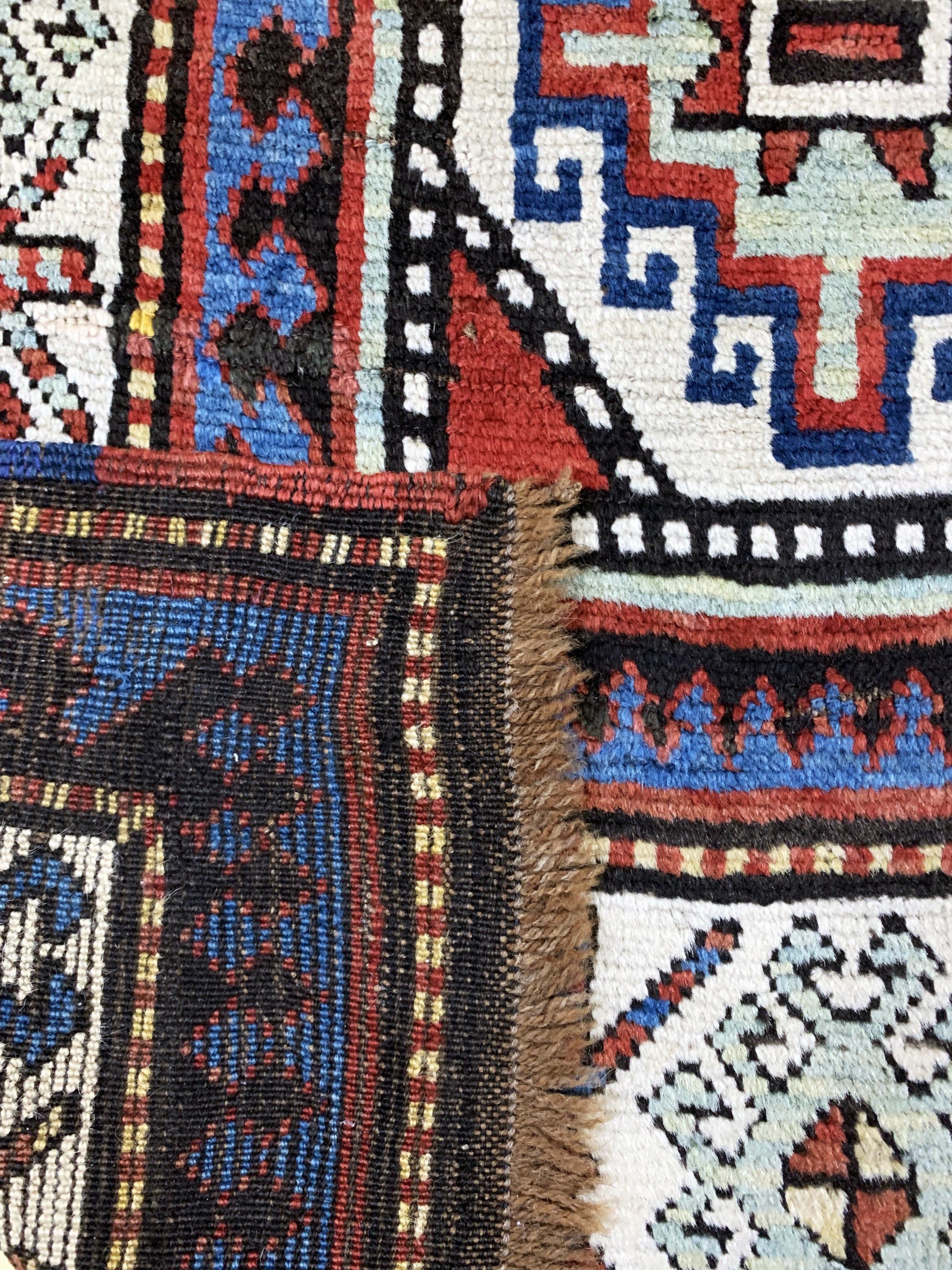 Detail g: "Moghan"Kazak antik, Kaukasus, 19.Jhd, Wolle auf Wolle, ca. 330 x 140 cm, EHZ: 2, (fachkundig restauriert)