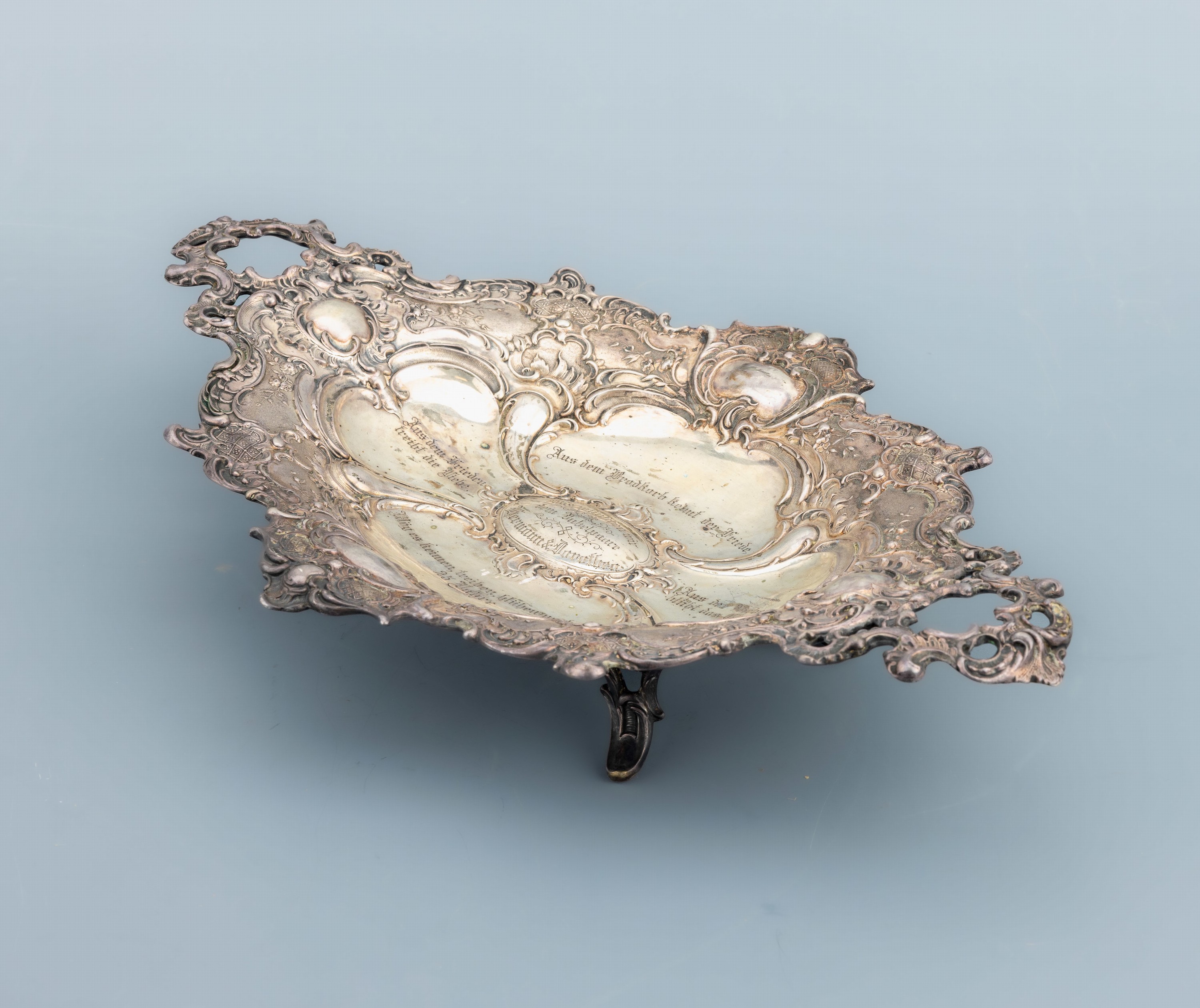 Detail a: Anbietschale, deutsch um 1890-1900, 800er Silber, reiches Dekor mit Rocaillen und Voluten, teilw. punziert, mittig in 5 Kartuschen Widmung, ...