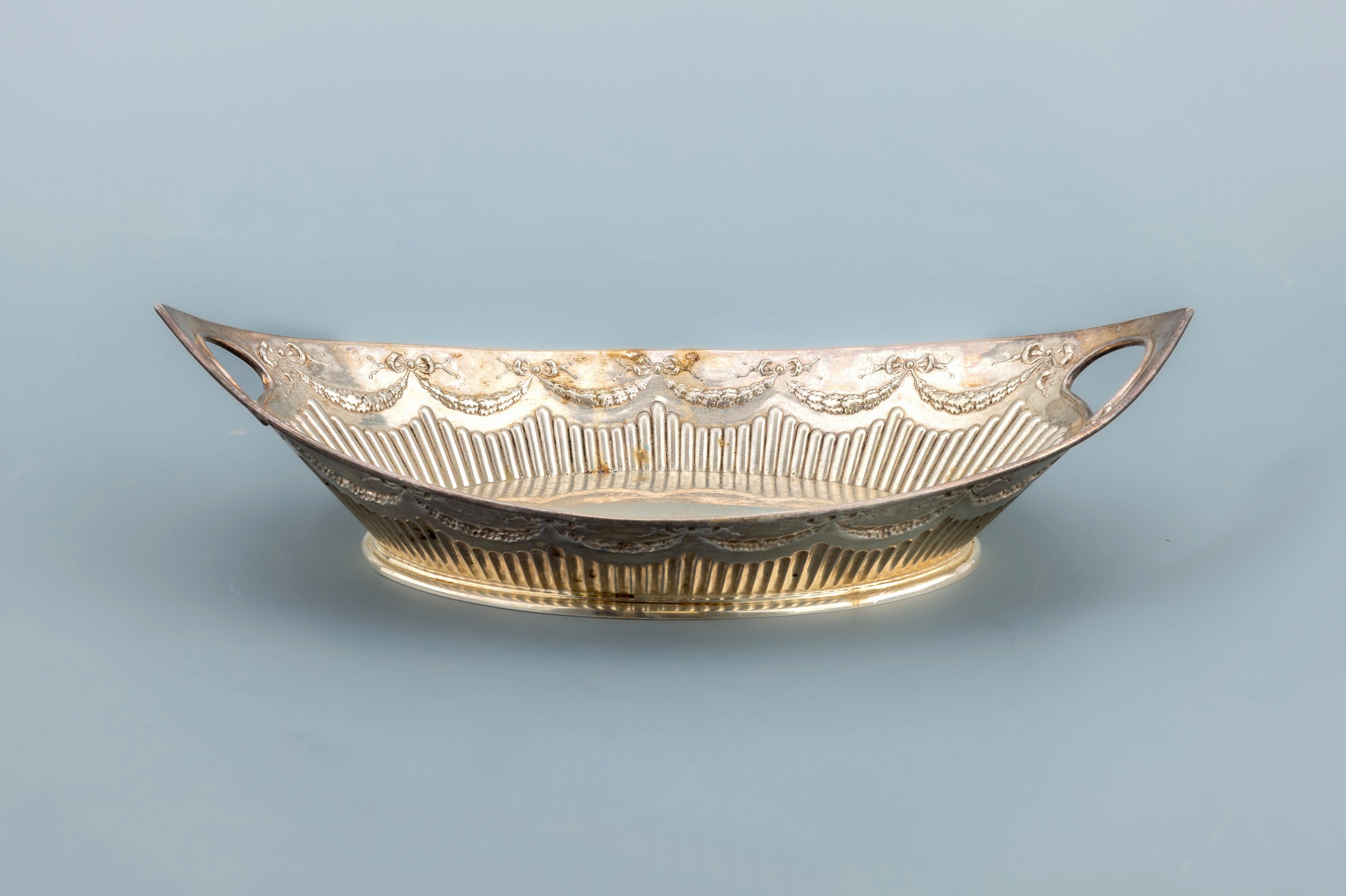 Detail a: Anbietschale, 800er Silber, deutsch, um 1930-40, klassizistische Formsprache mit Girlanden, Godronierung, ca. 32.5 x 18.5 cm, ca. 420 g, Vertrieb ...