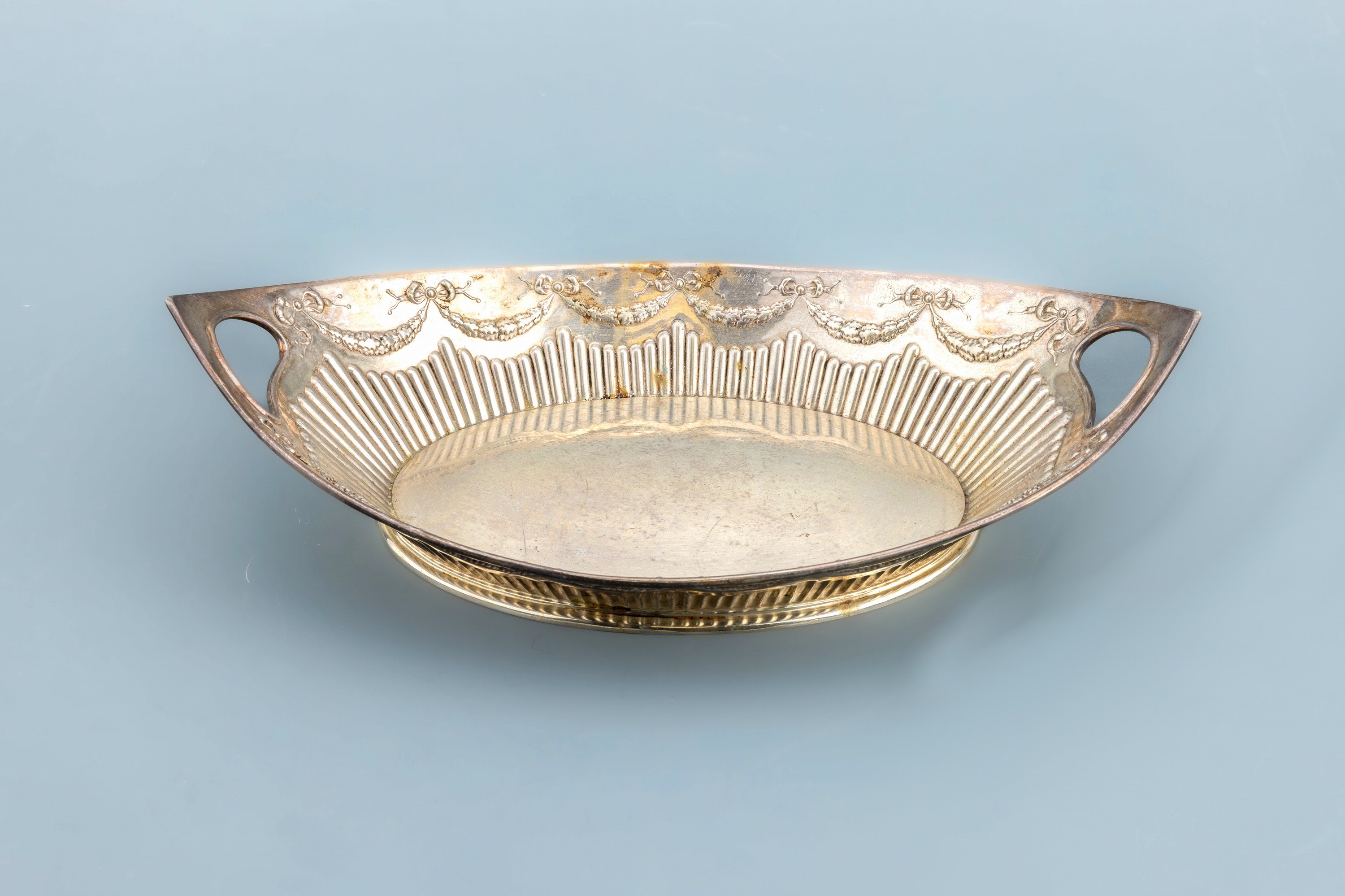 Detail b: Anbietschale, 800er Silber, deutsch, um 1930-40, klassizistische Formsprache mit Girlanden, Godronierung, ca. 32.5 x 18.5 cm, ca. 420 g, Vertrieb ...