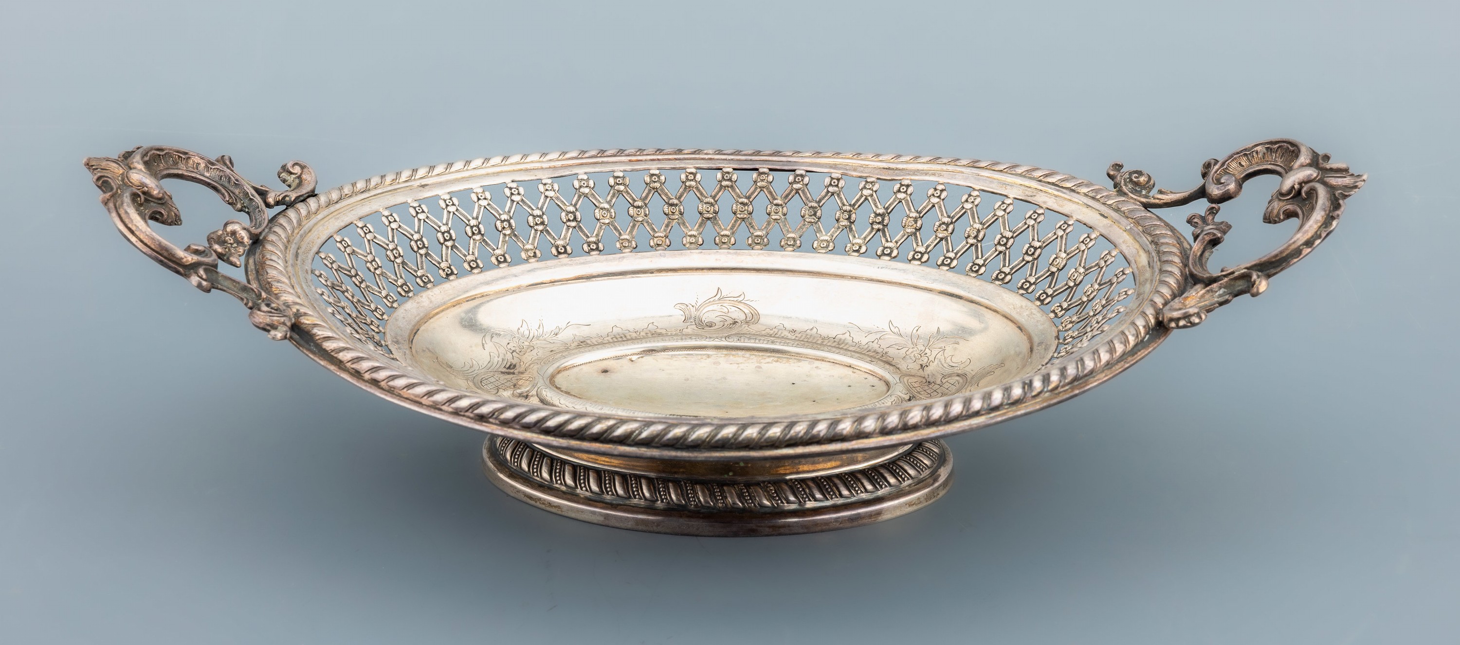 Detail a: Anbietschale, 800er Silber, deutsch, um 1900, ovale Grundform, mittig teilw. floral grav., Rand durchbrochen gearbeitet, Griffe aus Voluten und ...
