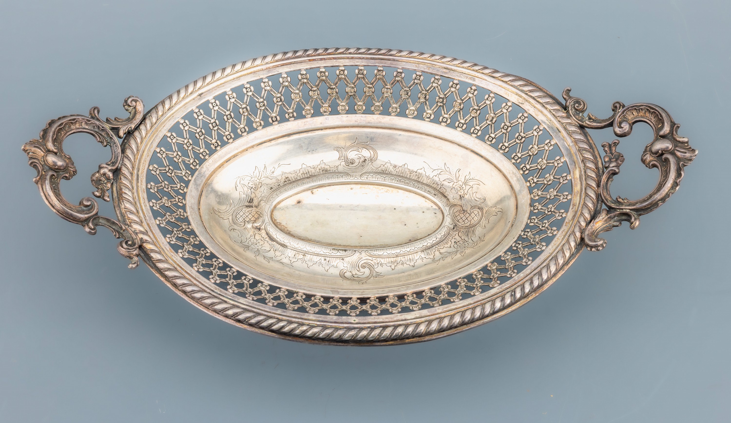 Detail b: Anbietschale, 800er Silber, deutsch, um 1900, ovale Grundform, mittig teilw. floral grav., Rand durchbrochen gearbeitet, Griffe aus Voluten und ...