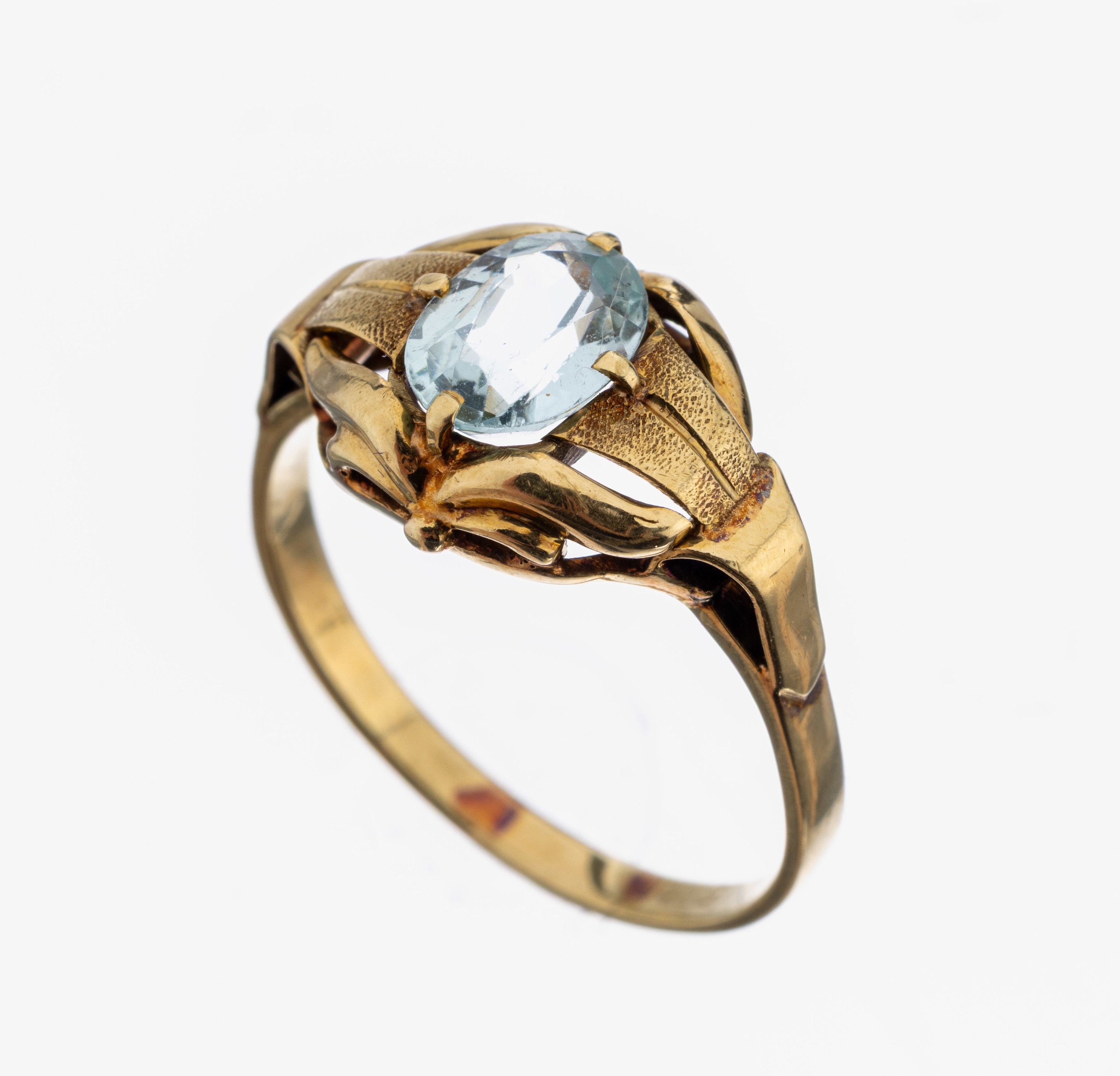 14 kt Gold Aquamarin-Ring, GG 585/000, ovalfacett. Aquamarin, Ringschultern abstrakt floral, ca. 2.9 g, RW 57