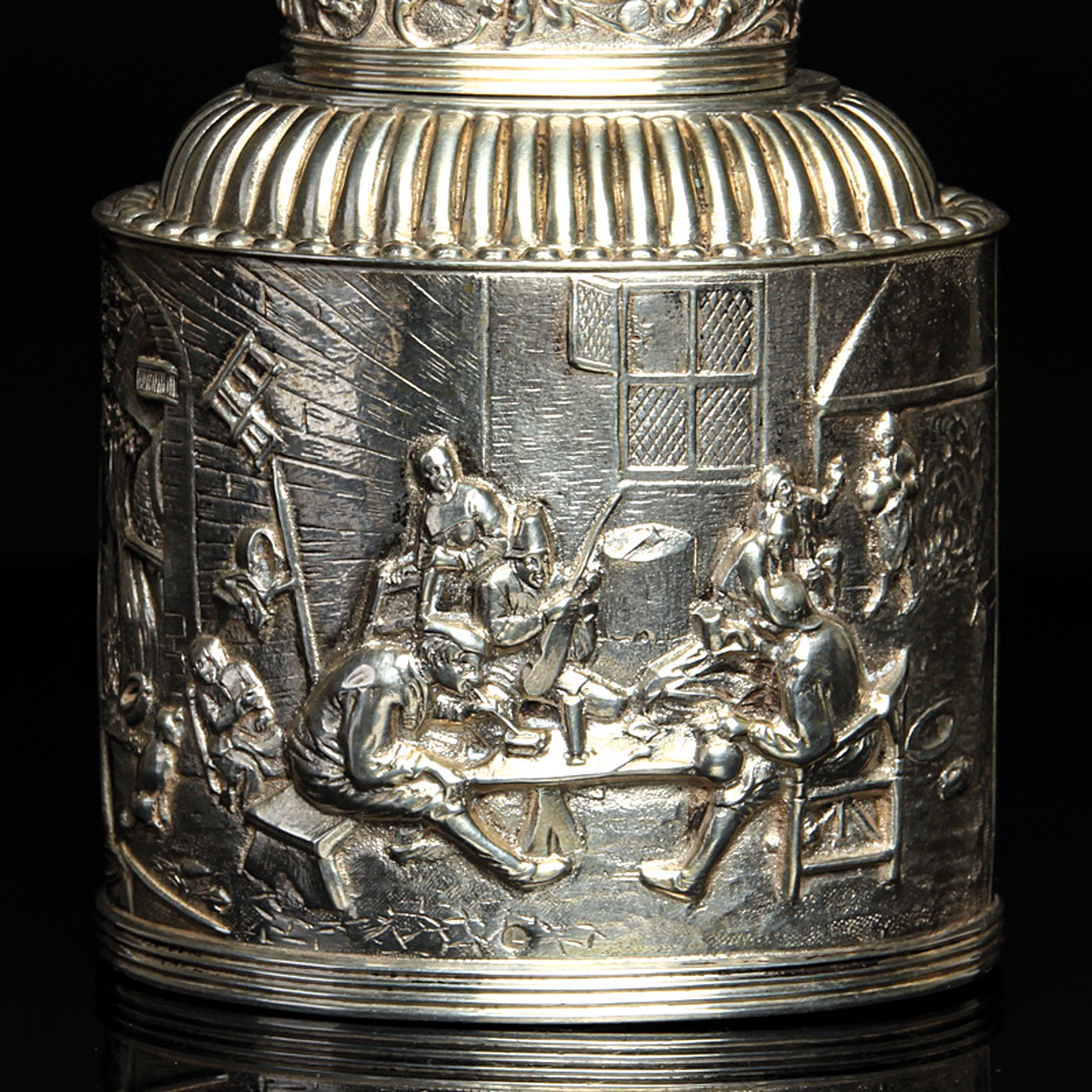 Detail a: Teedose, Silber, Historismus, um, 1900, Niederlande, 833er Silber, reliefierter Dekor, tanzende Bauern und Wirtshausszene, H. 12 cm, ca. 180 g