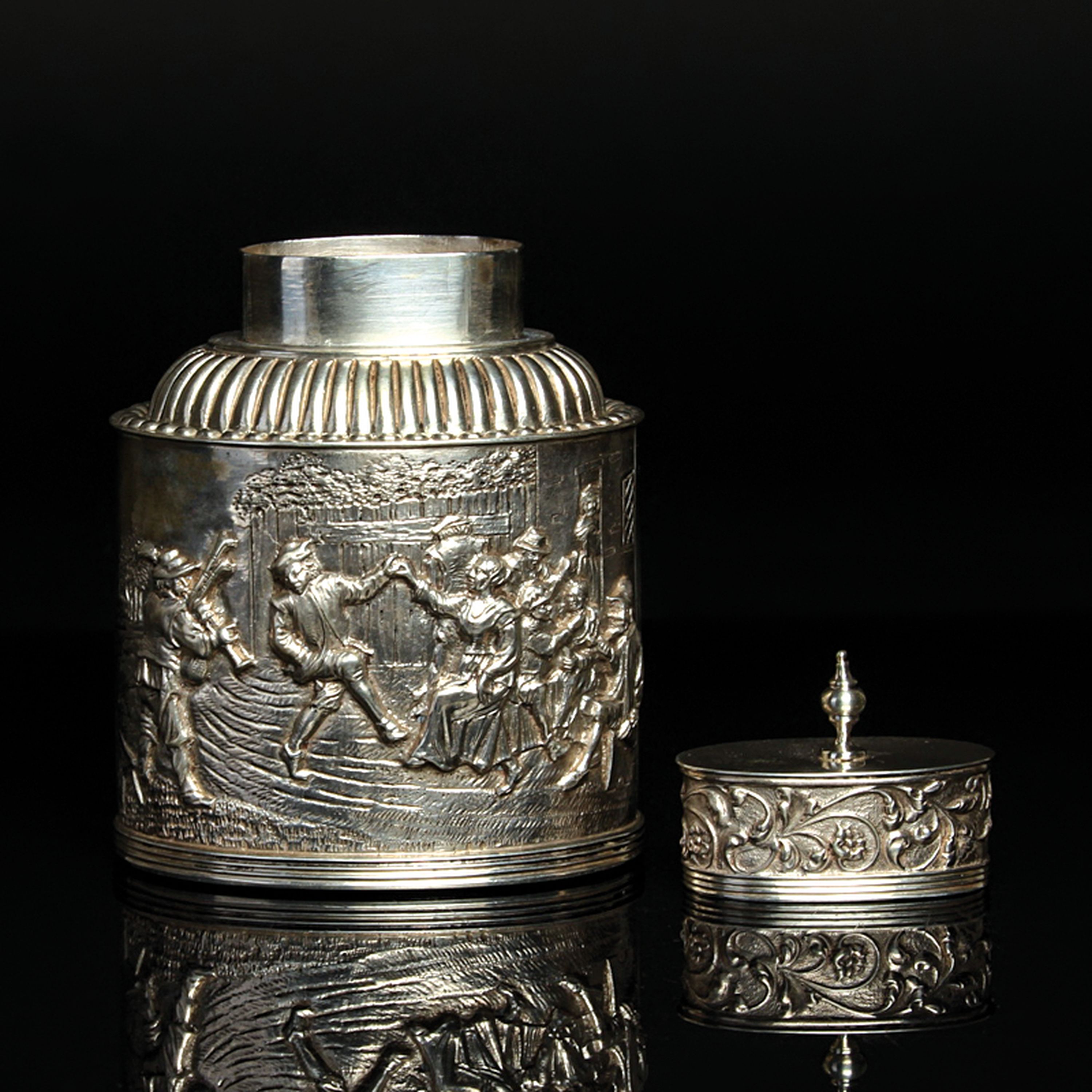 Detail b: Teedose, Silber, Historismus, um, 1900, Niederlande, 833er Silber, reliefierter Dekor, tanzende Bauern und Wirtshausszene, H. 12 cm, ca. 180 g