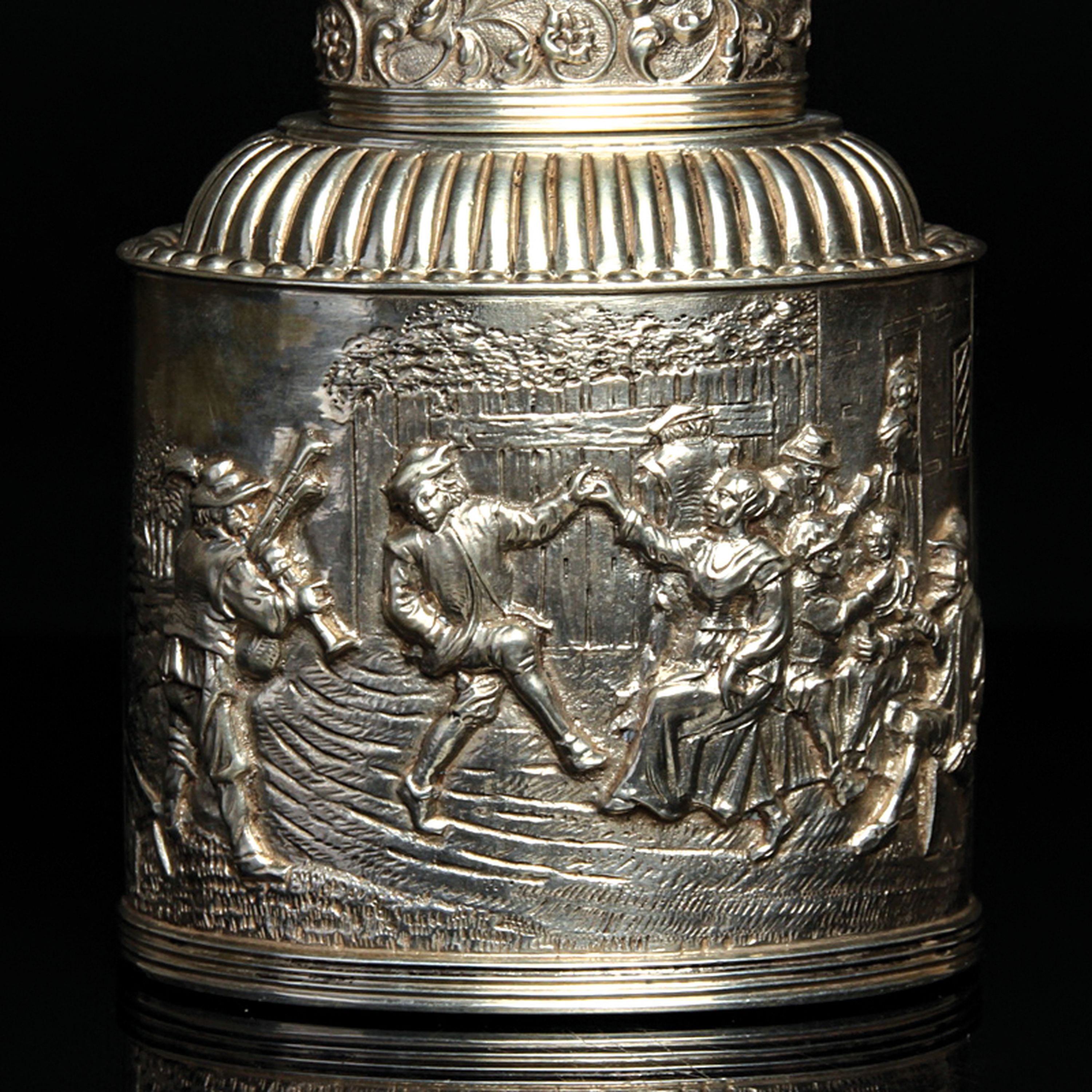 Detail c: Teedose, Silber, Historismus, um, 1900, Niederlande, 833er Silber, reliefierter Dekor, tanzende Bauern und Wirtshausszene, H. 12 cm, ca. 180 g