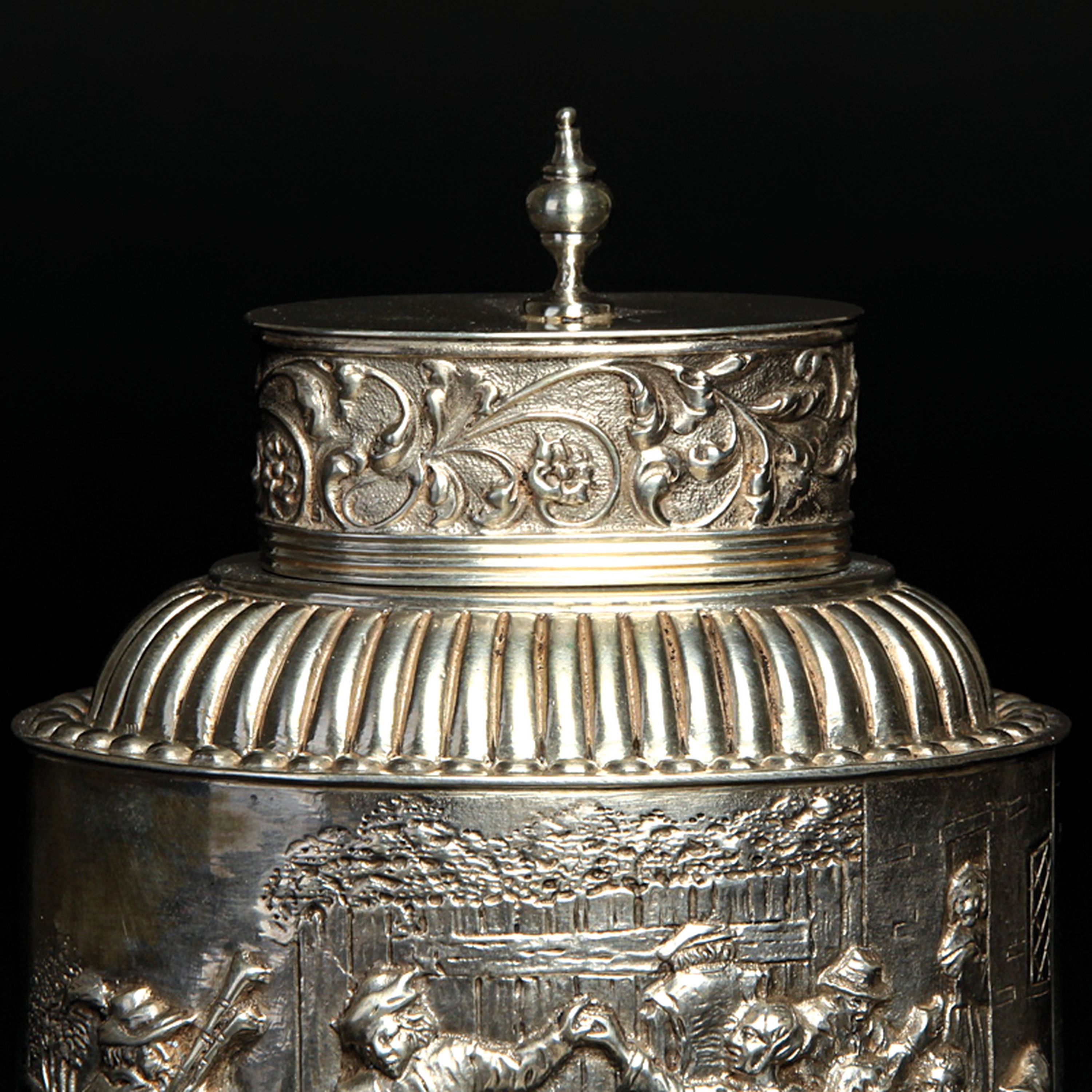 Detail d: Teedose, Silber, Historismus, um, 1900, Niederlande, 833er Silber, reliefierter Dekor, tanzende Bauern und Wirtshausszene, H. 12 cm, ca. 180 g