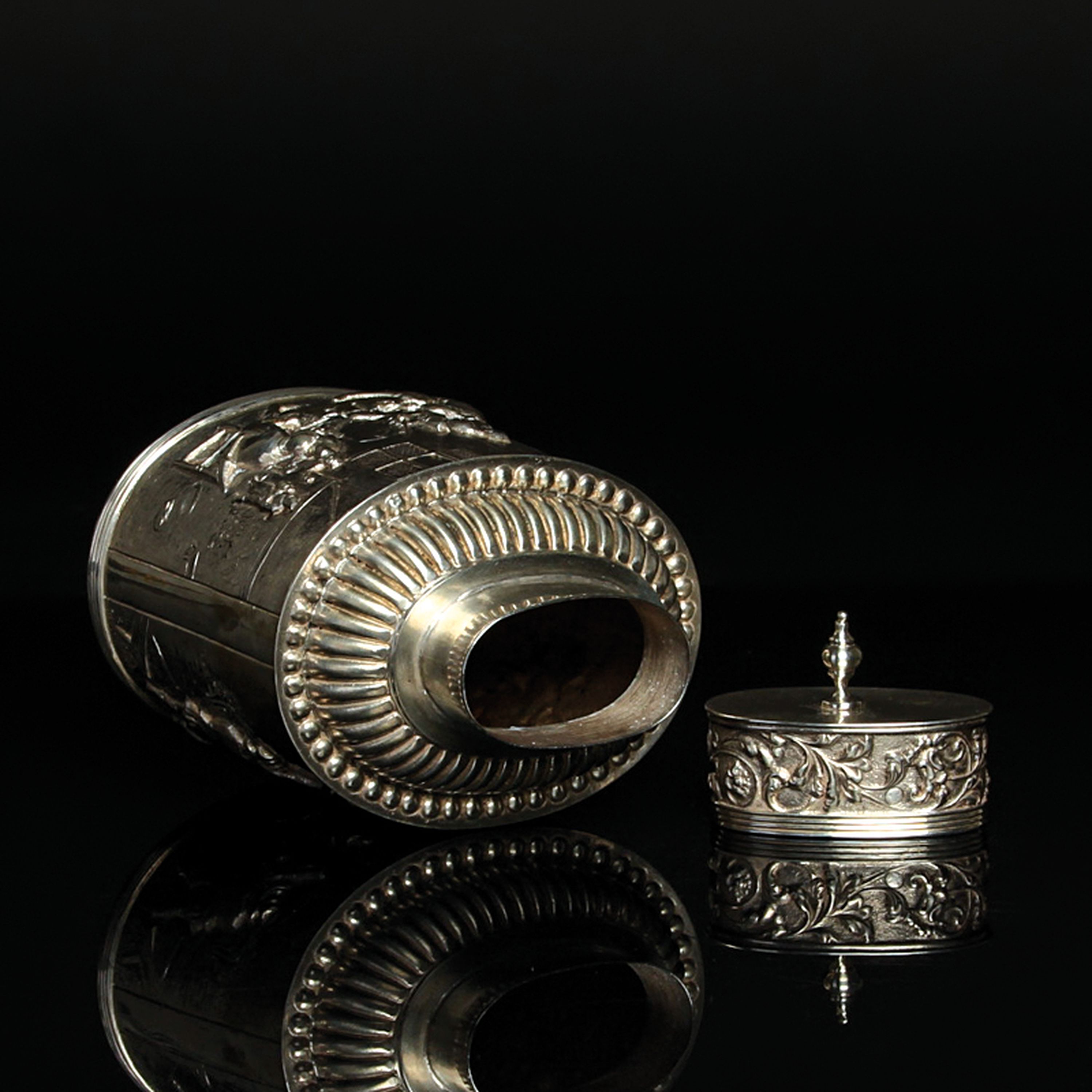 Detail e: Teedose, Silber, Historismus, um, 1900, Niederlande, 833er Silber, reliefierter Dekor, tanzende Bauern und Wirtshausszene, H. 12 cm, ca. 180 g