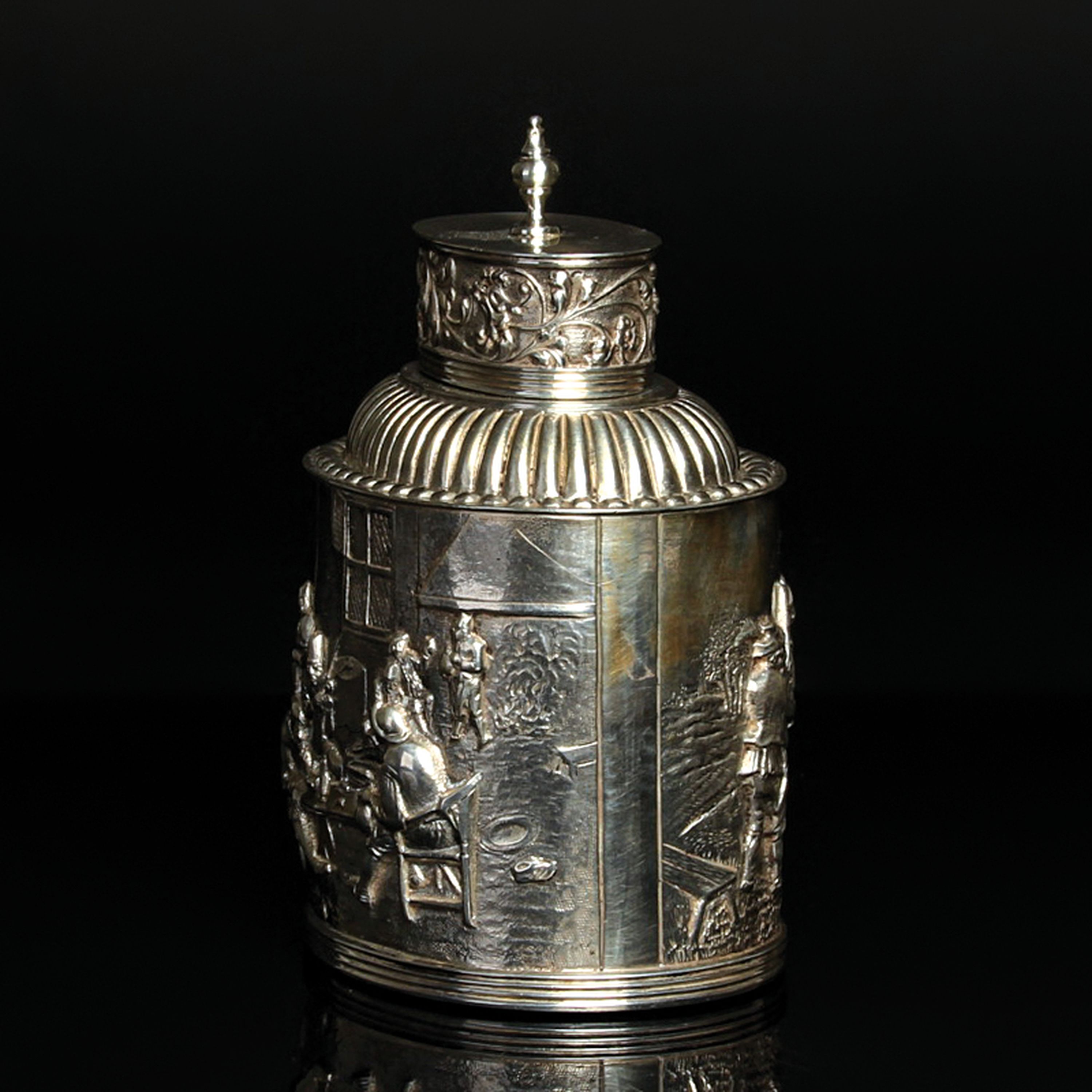 Detail f: Teedose, Silber, Historismus, um, 1900, Niederlande, 833er Silber, reliefierter Dekor, tanzende Bauern und Wirtshausszene, H. 12 cm, ca. 180 g
