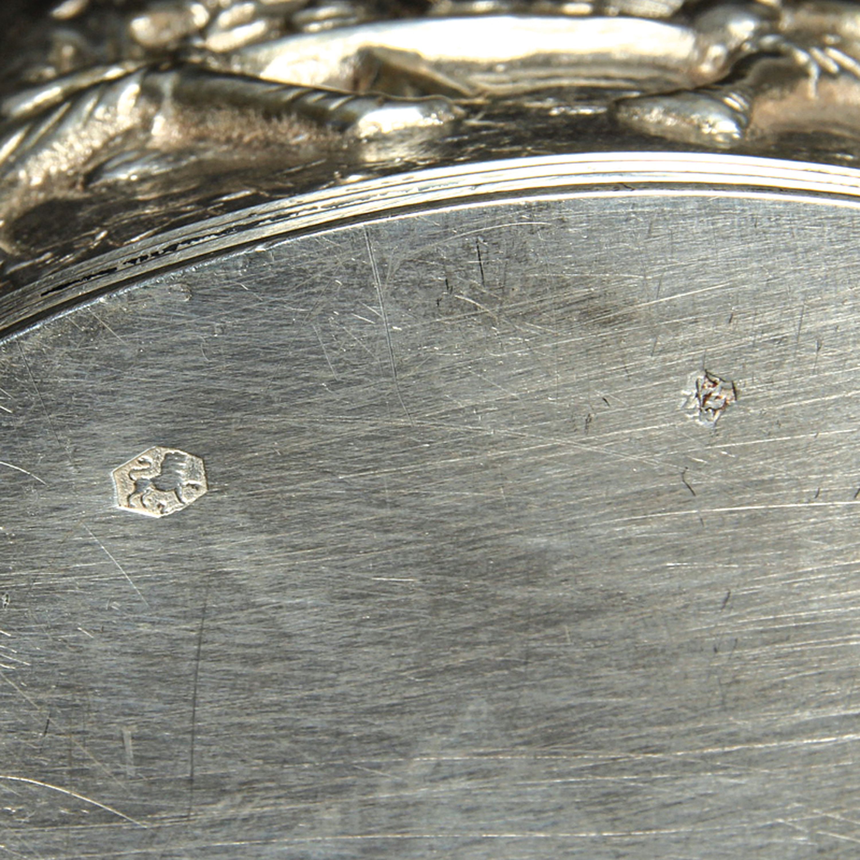 Detail g: Teedose, Silber, Historismus, um, 1900, Niederlande, 833er Silber, reliefierter Dekor, tanzende Bauern und Wirtshausszene, H. 12 cm, ca. 180 g