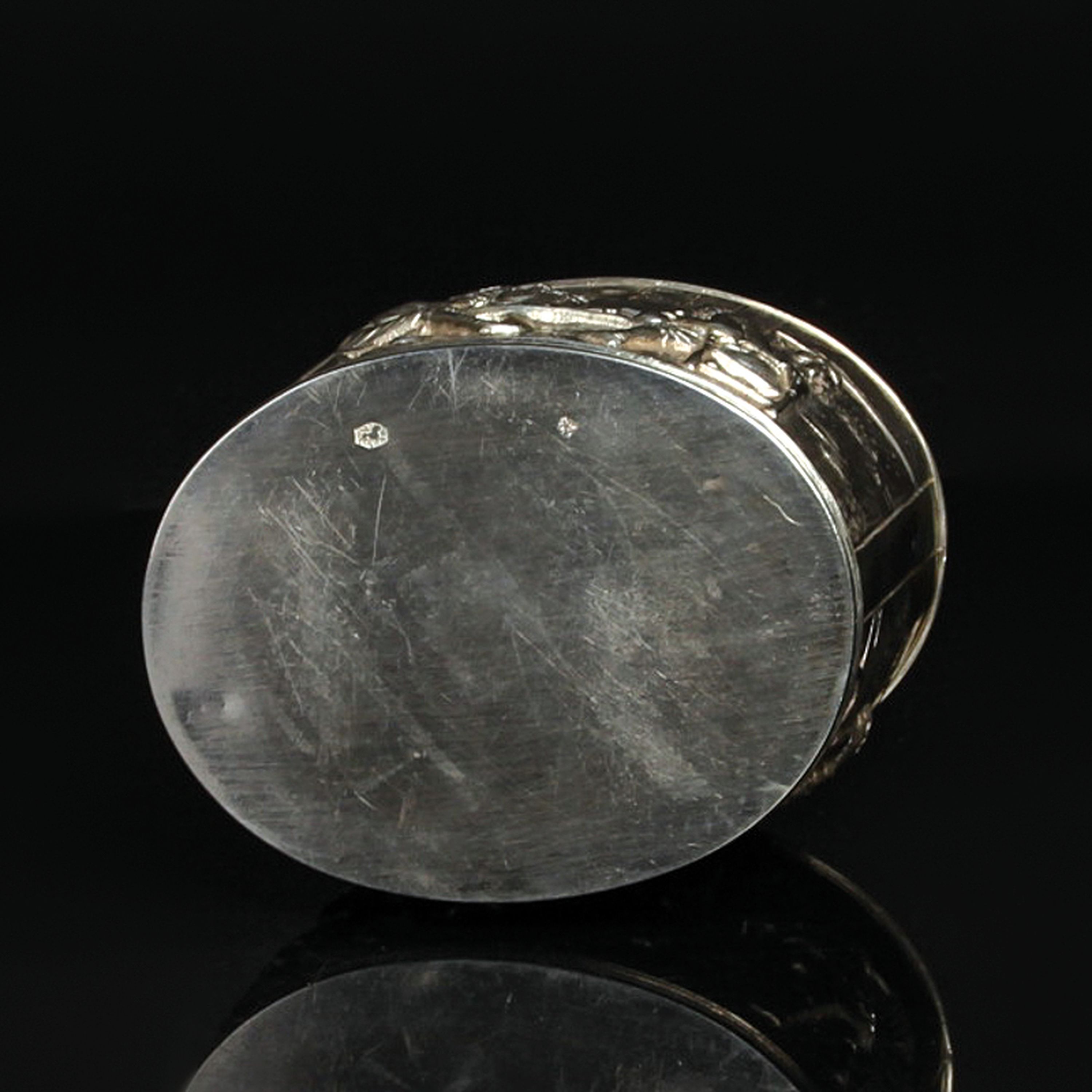 Detail h: Teedose, Silber, Historismus, um, 1900, Niederlande, 833er Silber, reliefierter Dekor, tanzende Bauern und Wirtshausszene, H. 12 cm, ca. 180 g