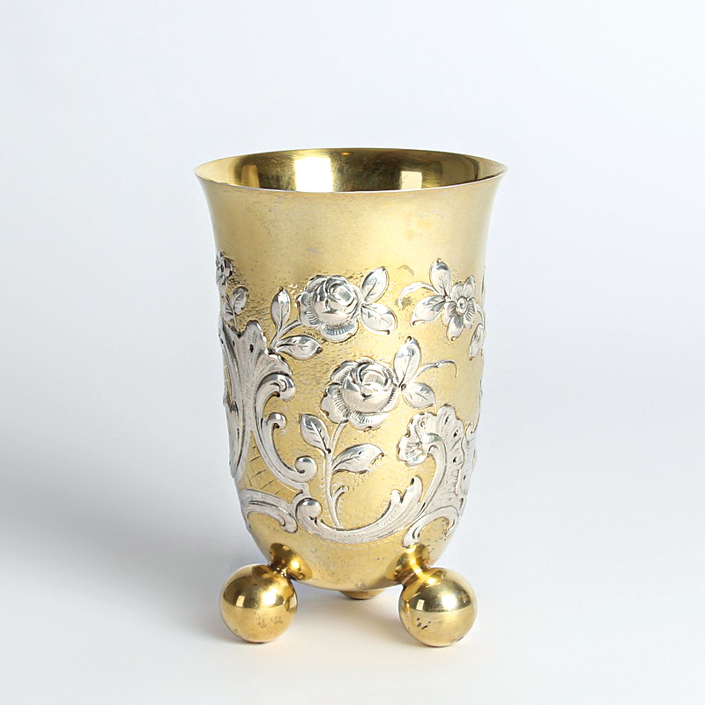Kugelfußbecher, Wilhelm Weinrank Hanau, wohl um 1900, nach barockem Vorbild, 800er Silber, teilweise vergoldet, Rosendekor und Rocaillen, H. ca. 13 ...