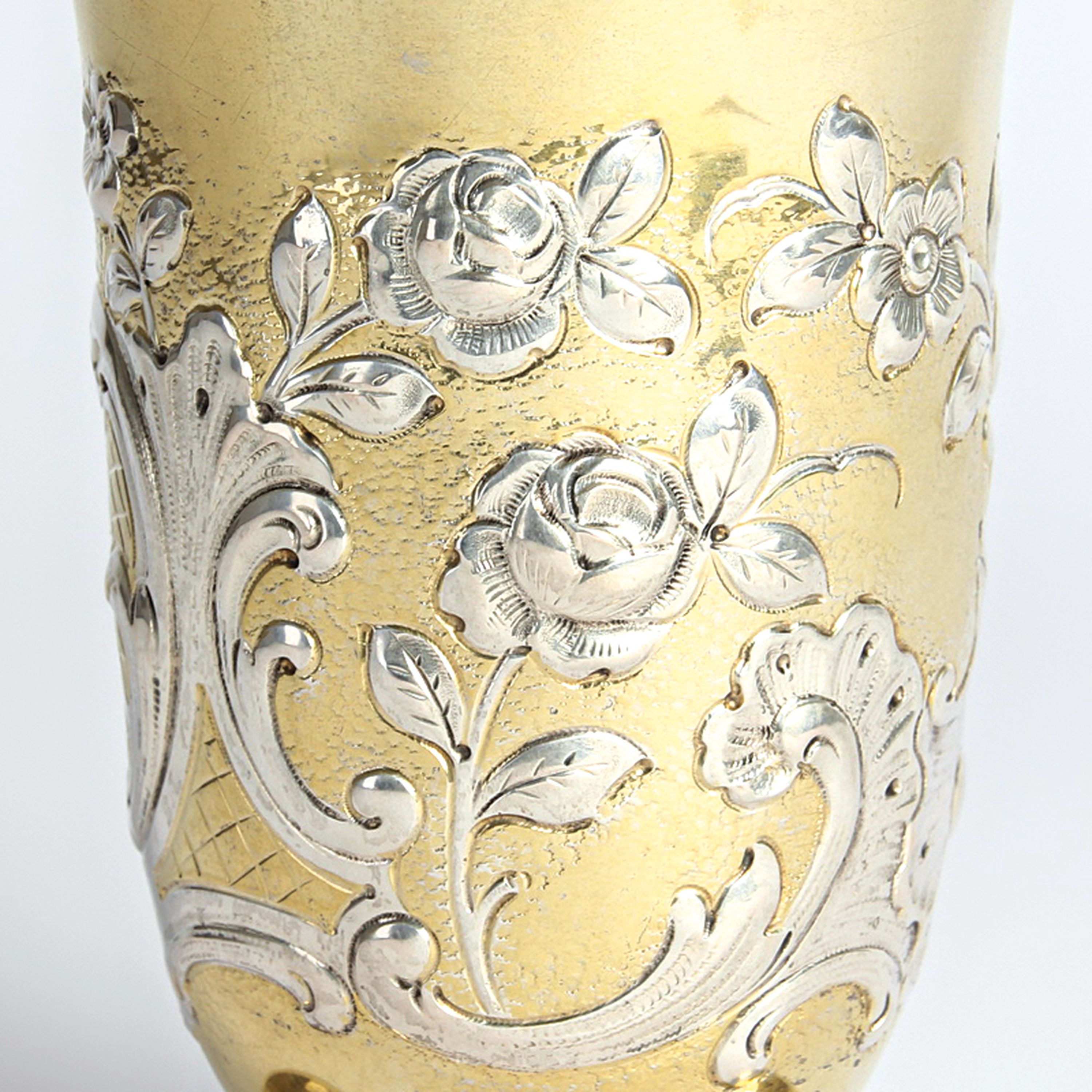 Detail a: Kugelfußbecher, Wilhelm Weinrank Hanau, wohl um 1900, nach barockem Vorbild, 800er Silber, teilweise vergoldet, Rosendekor und Rocaillen, H. ca. 13 ...