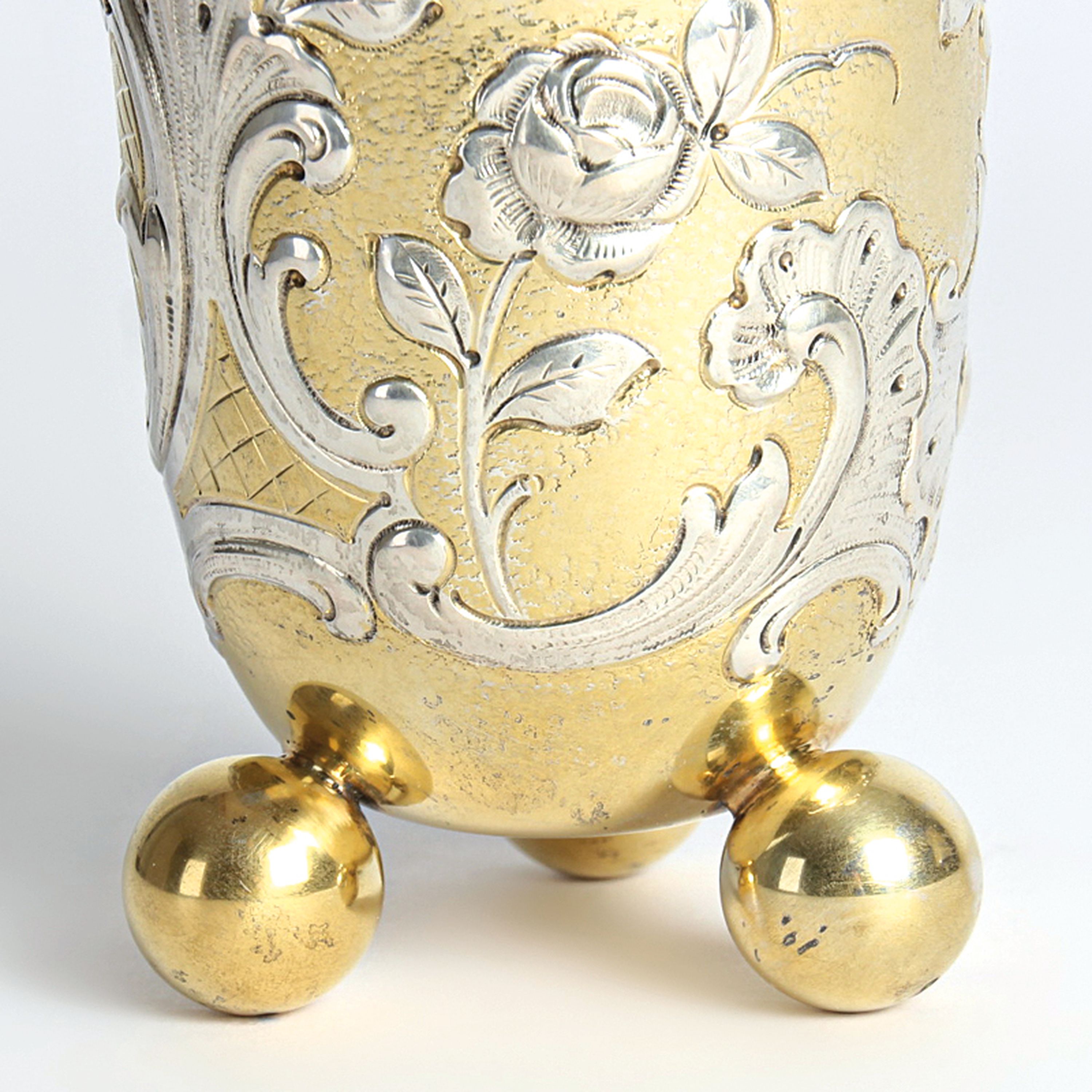 Detail b: Kugelfußbecher, Wilhelm Weinrank Hanau, wohl um 1900, nach barockem Vorbild, 800er Silber, teilweise vergoldet, Rosendekor und Rocaillen, H. ca. 13 ...