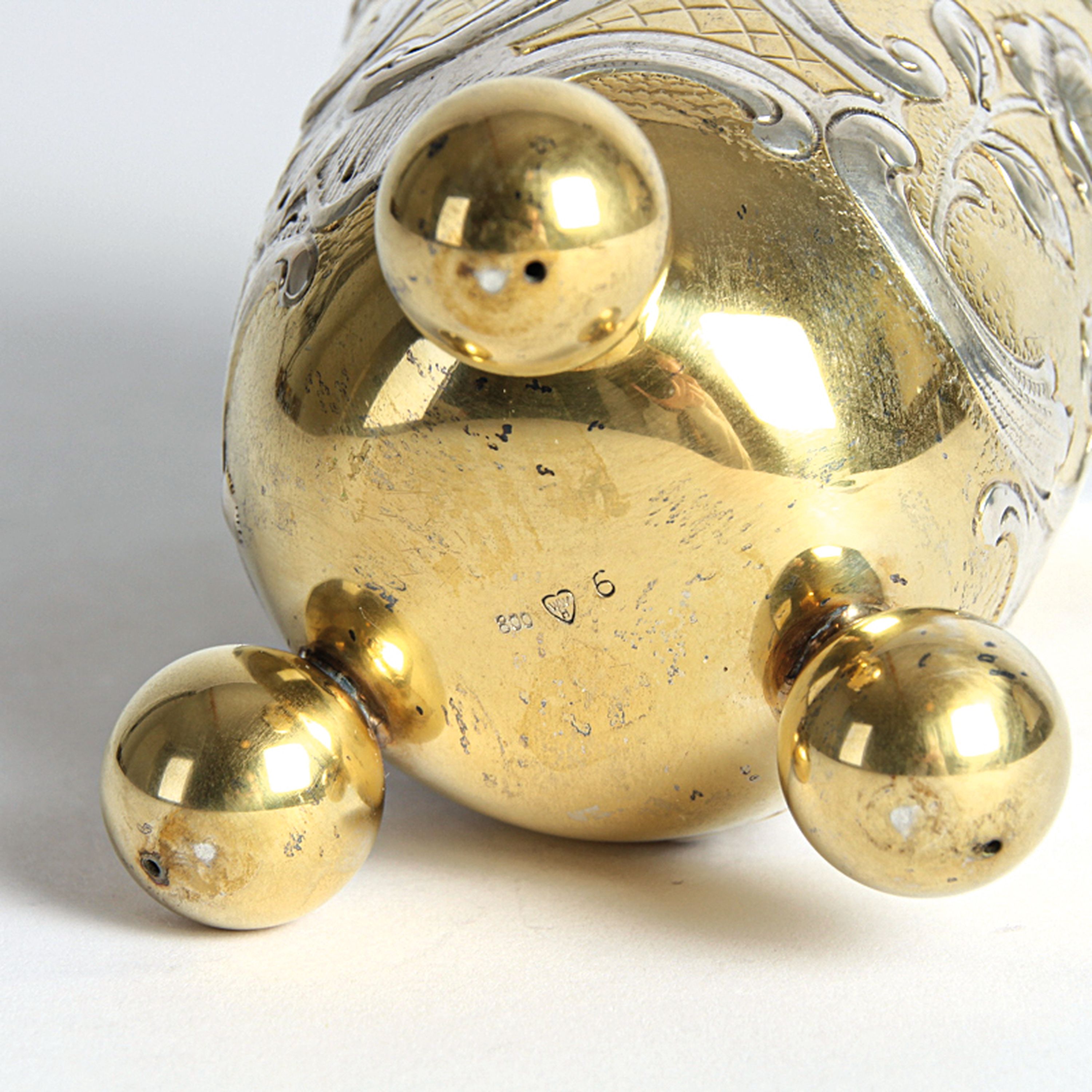 Detail d: Kugelfußbecher, Wilhelm Weinrank Hanau, wohl um 1900, nach barockem Vorbild, 800er Silber, teilweise vergoldet, Rosendekor und Rocaillen, H. ca. 13 ...