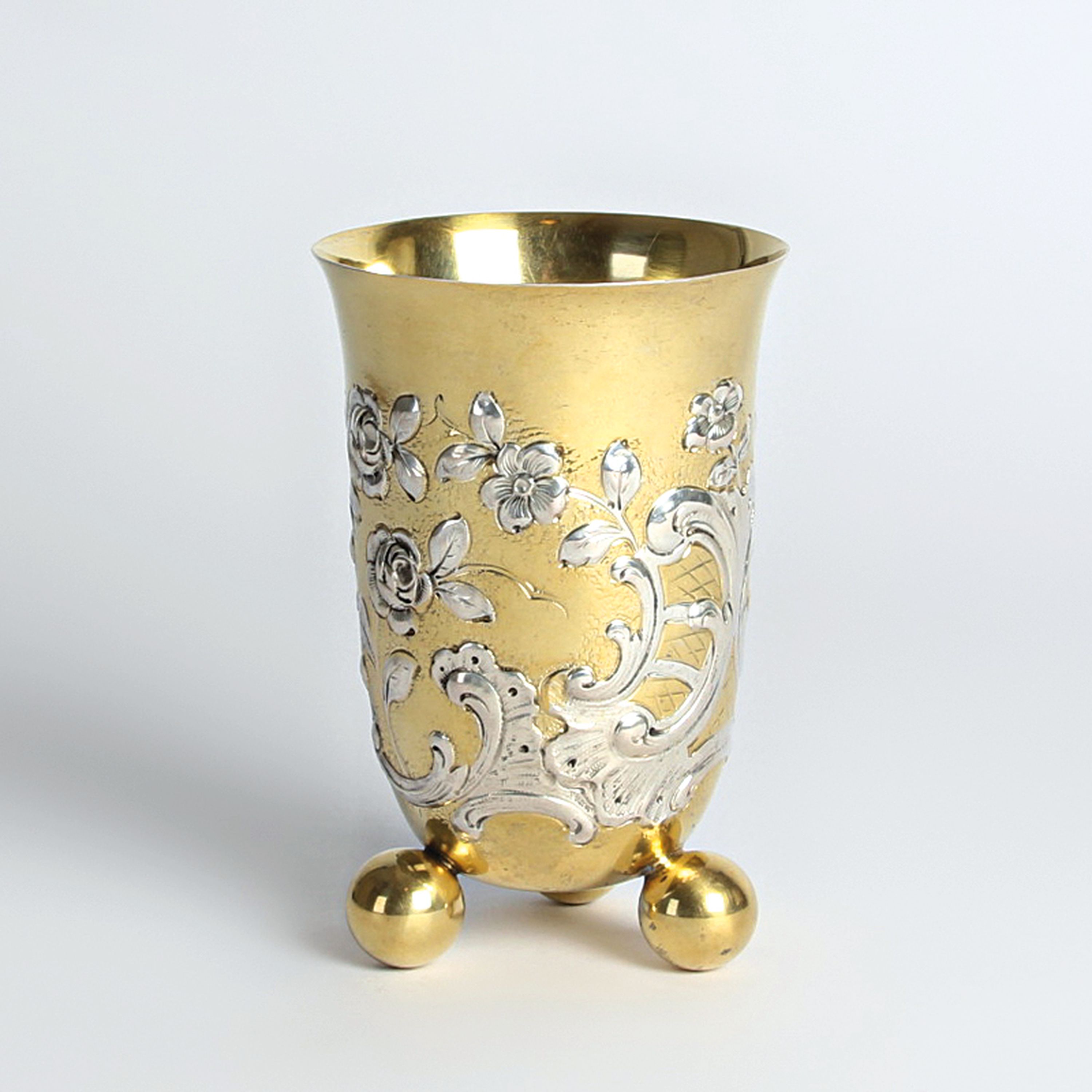 Detail e: Kugelfußbecher, Wilhelm Weinrank Hanau, wohl um 1900, nach barockem Vorbild, 800er Silber, teilweise vergoldet, Rosendekor und Rocaillen, H. ca. 13 ...