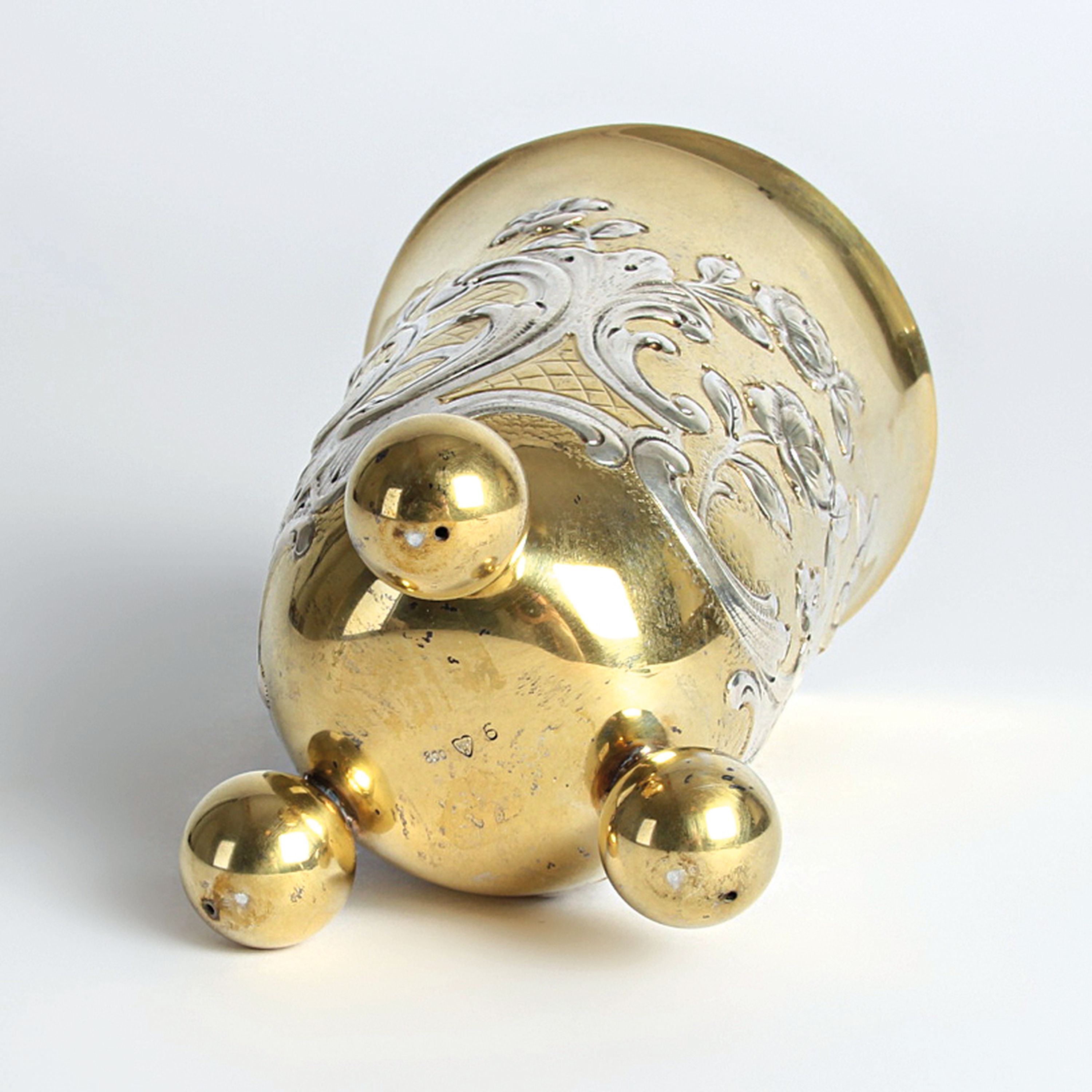 Detail h: Kugelfußbecher, Wilhelm Weinrank Hanau, wohl um 1900, nach barockem Vorbild, 800er Silber, teilweise vergoldet, Rosendekor und Rocaillen, H. ca. 13 ...