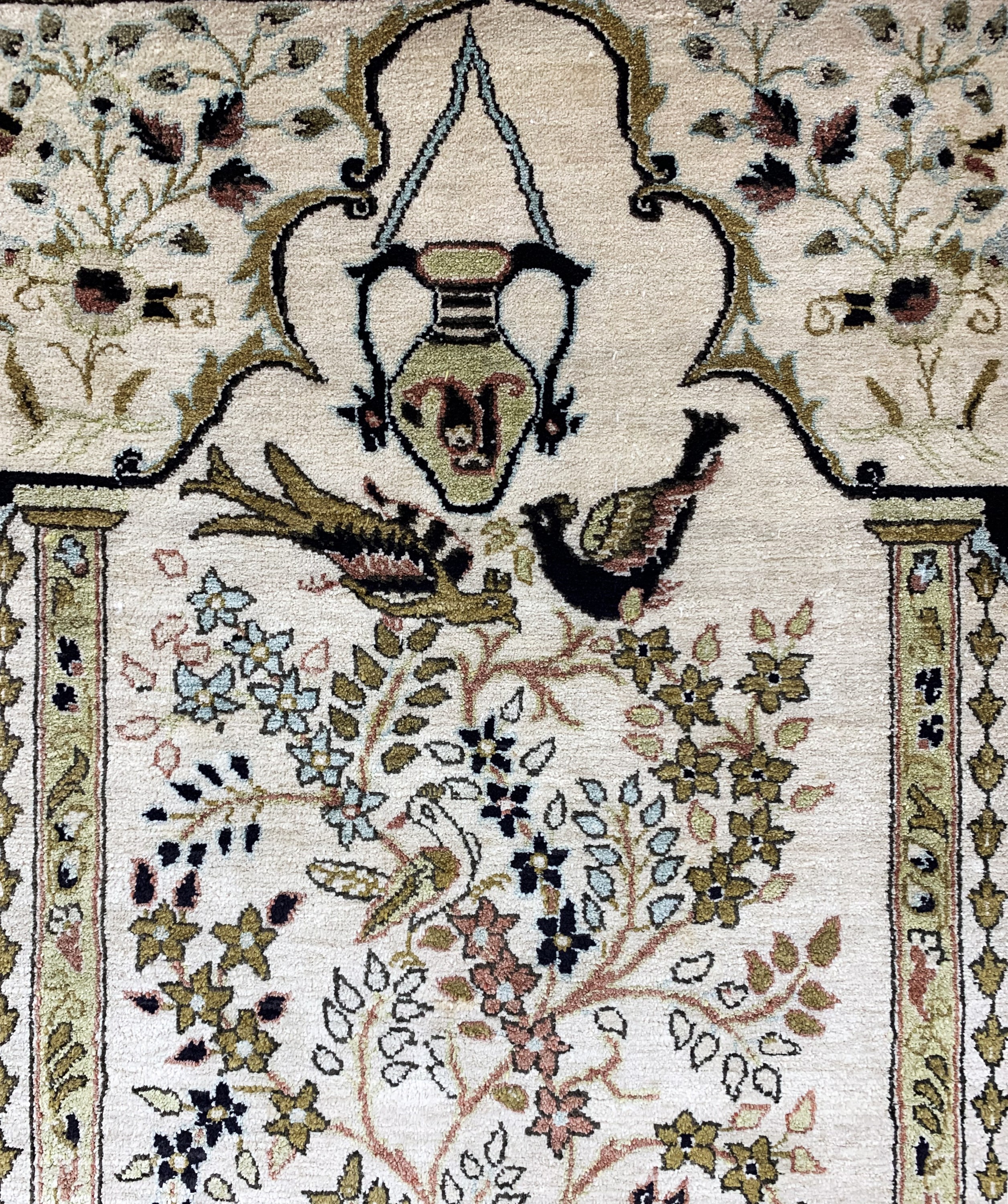 Detail b: Ghom Seide, Persien, Mitte 20.Jhd, reine Naturseide, ca. 87 x 57 cm, EHZ: 1-2