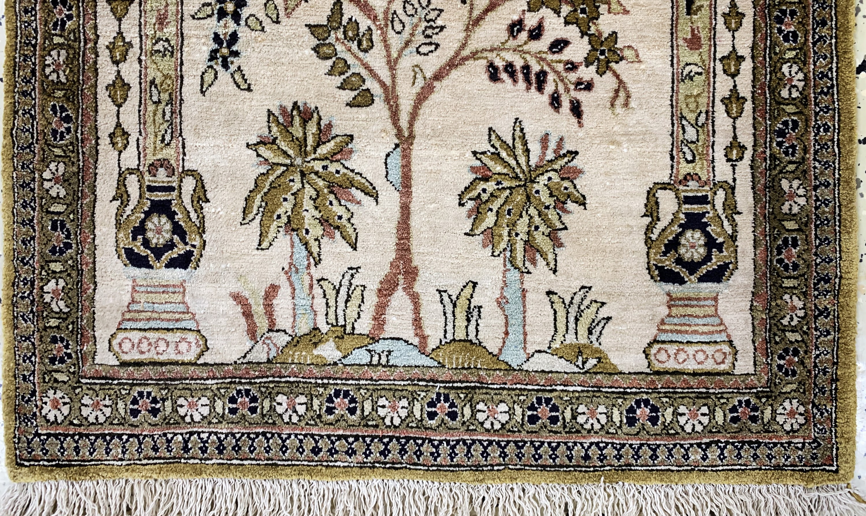 Detail c: Ghom Seide, Persien, Mitte 20.Jhd, reine Naturseide, ca. 87 x 57 cm, EHZ: 1-2
