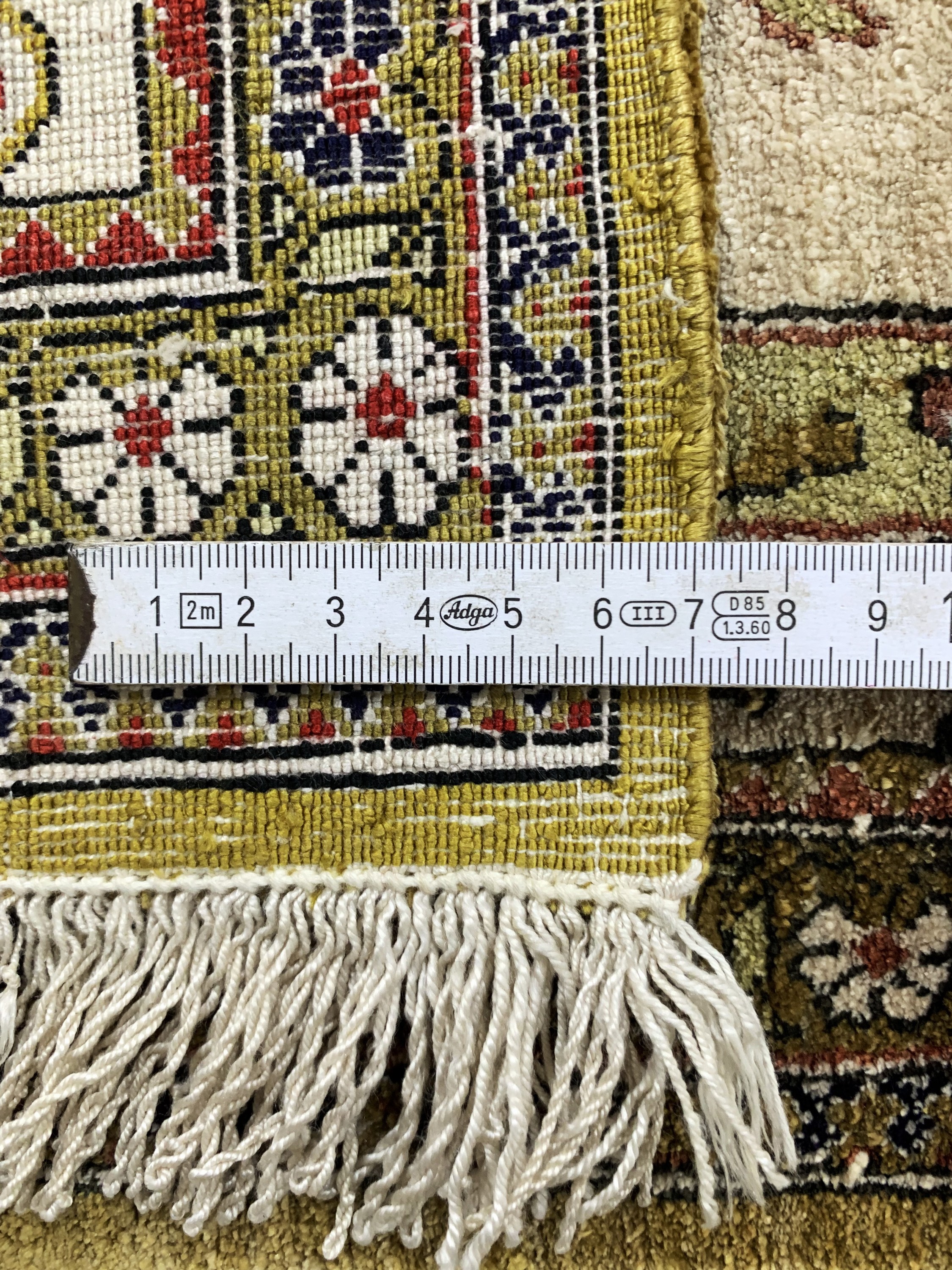 Detail e: Ghom Seide, Persien, Mitte 20.Jhd, reine Naturseide, ca. 87 x 57 cm, EHZ: 1-2