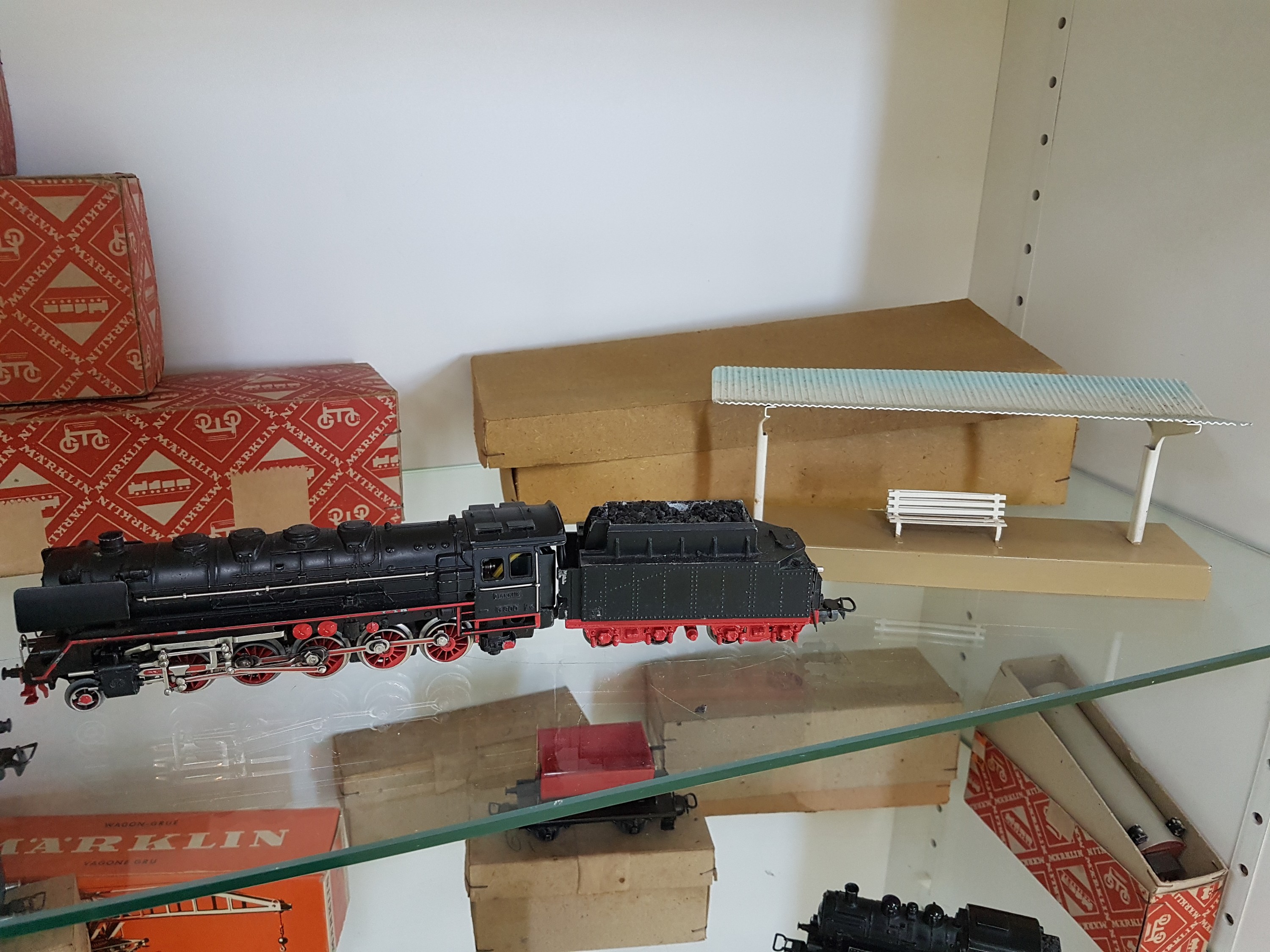 Detail a: Konvolut Modelleisenbahnen und Zubehör, Märklin, Spur H0, überwiegend 1950er-Jahre, Lokomotiven: E-Lok SE800, Dampflok TM800, Tenderlokomotive ...