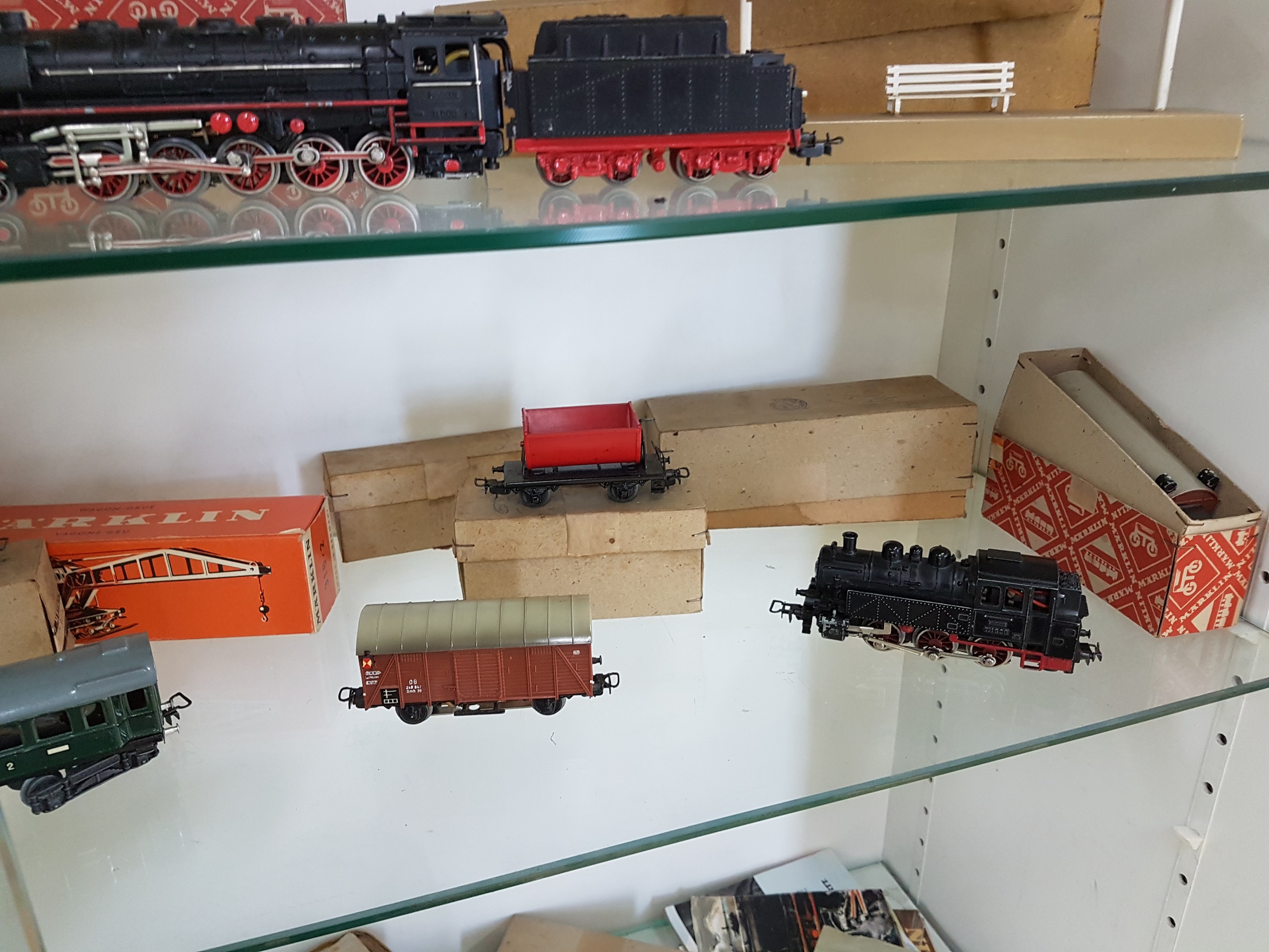 Detail b: Konvolut Modelleisenbahnen und Zubehör, Märklin, Spur H0, überwiegend 1950er-Jahre, Lokomotiven: E-Lok SE800, Dampflok TM800, Tenderlokomotive ...