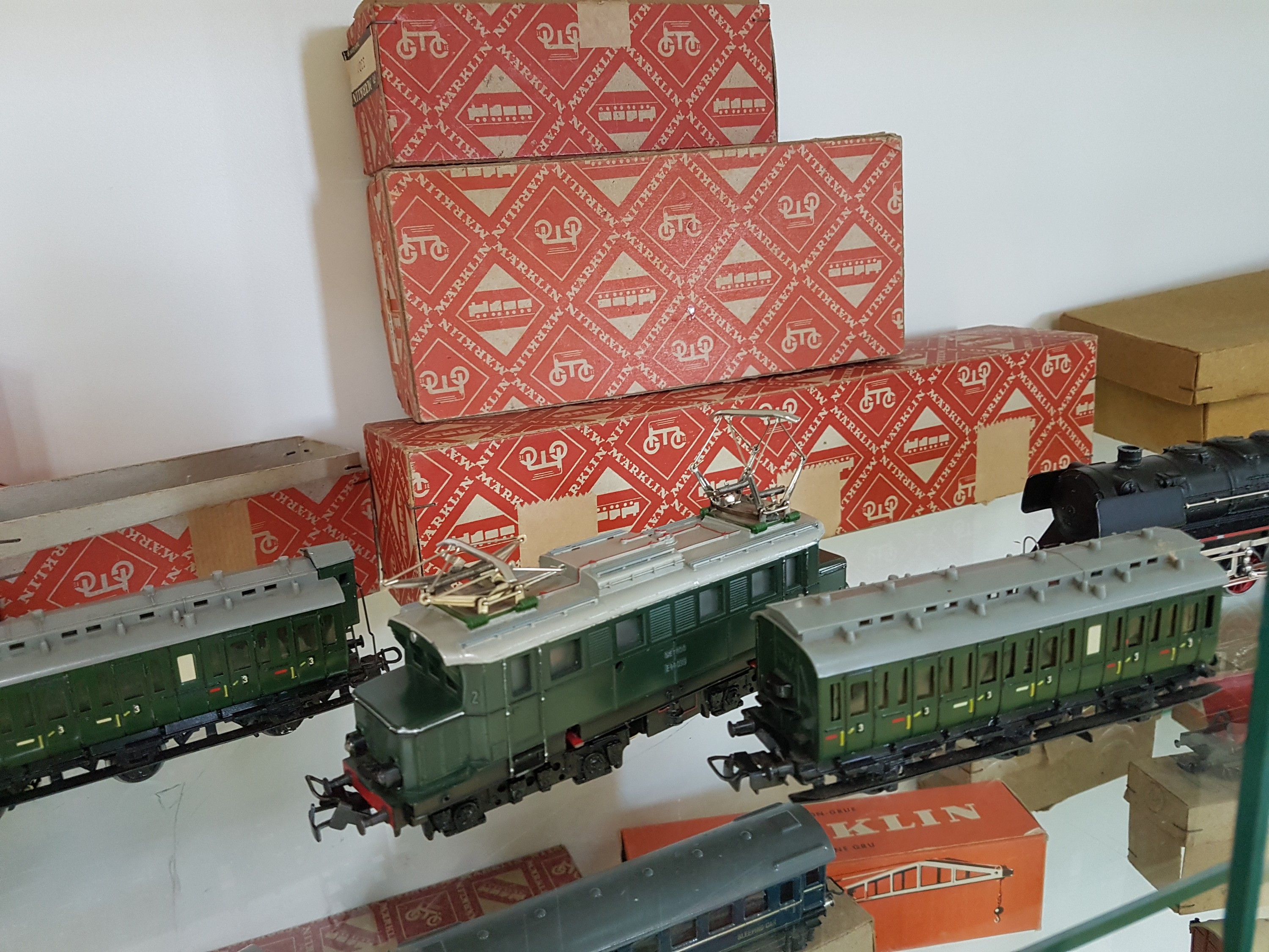 Detail d: Konvolut Modelleisenbahnen und Zubehör, Märklin, Spur H0, überwiegend 1950er-Jahre, Lokomotiven: E-Lok SE800, Dampflok TM800, Tenderlokomotive ...