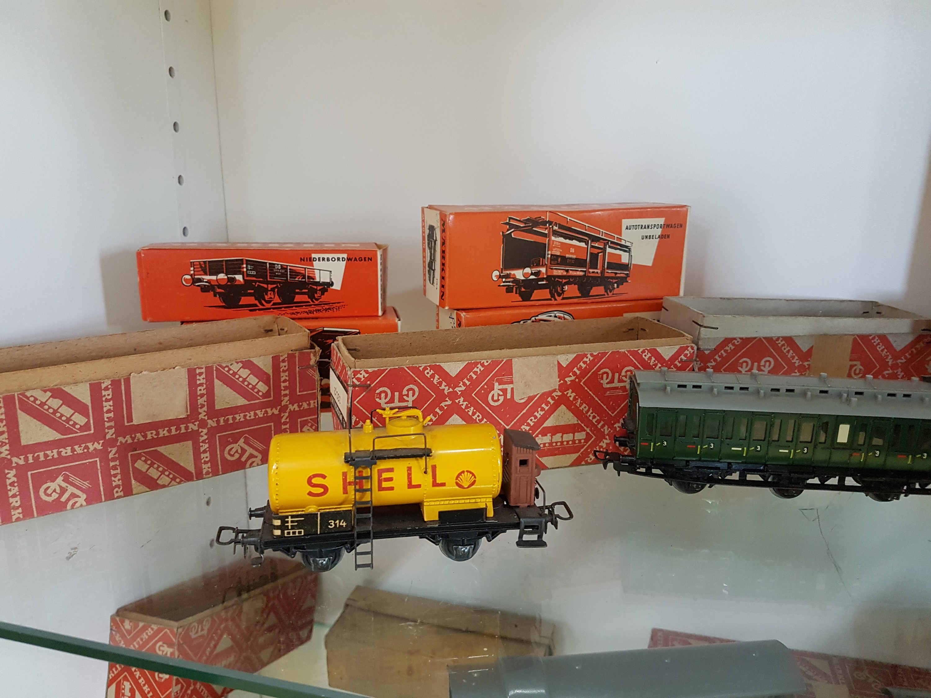 Detail e: Konvolut Modelleisenbahnen und Zubehör, Märklin, Spur H0, überwiegend 1950er-Jahre, Lokomotiven: E-Lok SE800, Dampflok TM800, Tenderlokomotive ...